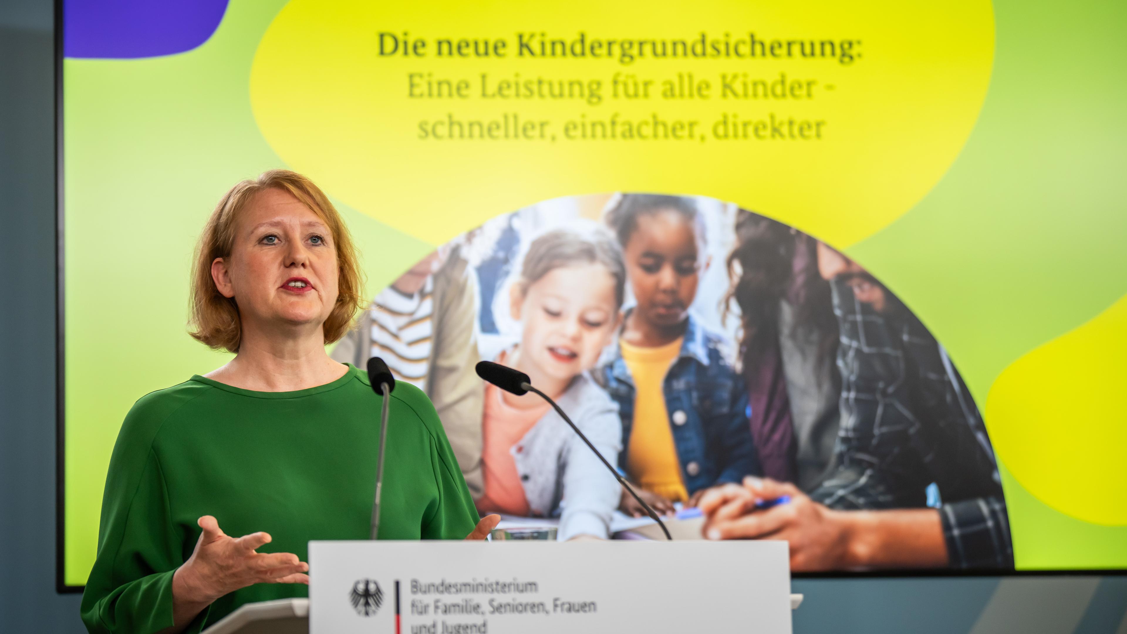 27.09.2023, Berlin: Lisa Paus (Bündnis90/Die Grünen), Bundesministerin für Familie, Senioren, Frauen und Jugend, spricht bei einem Pressestatement zur Kindergrundsicherung.