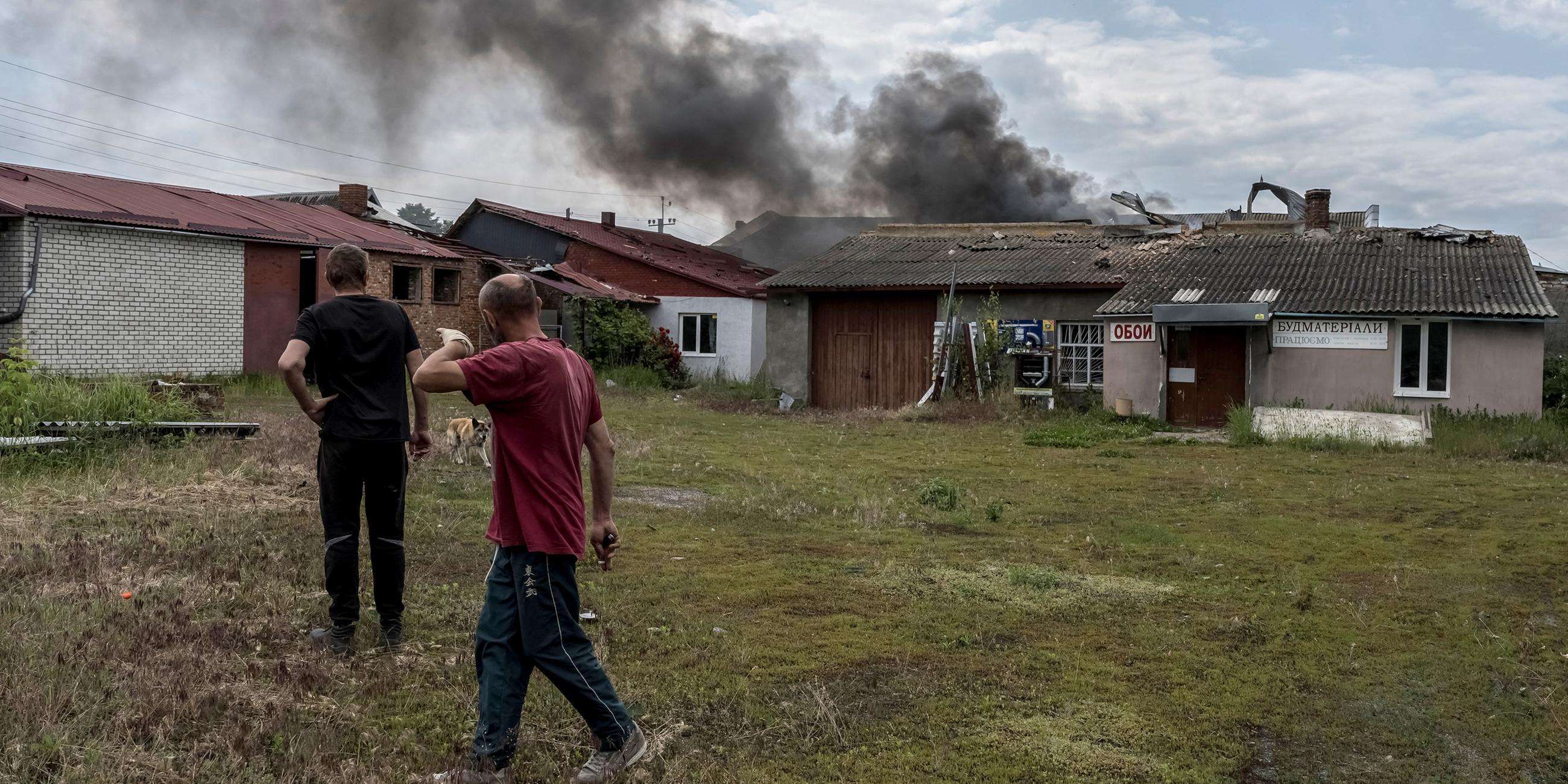 Nach dem Beschuss steigt nahe der ukrainisch-russischen Grenze in der Stadt Wowtschansk Rauch auf