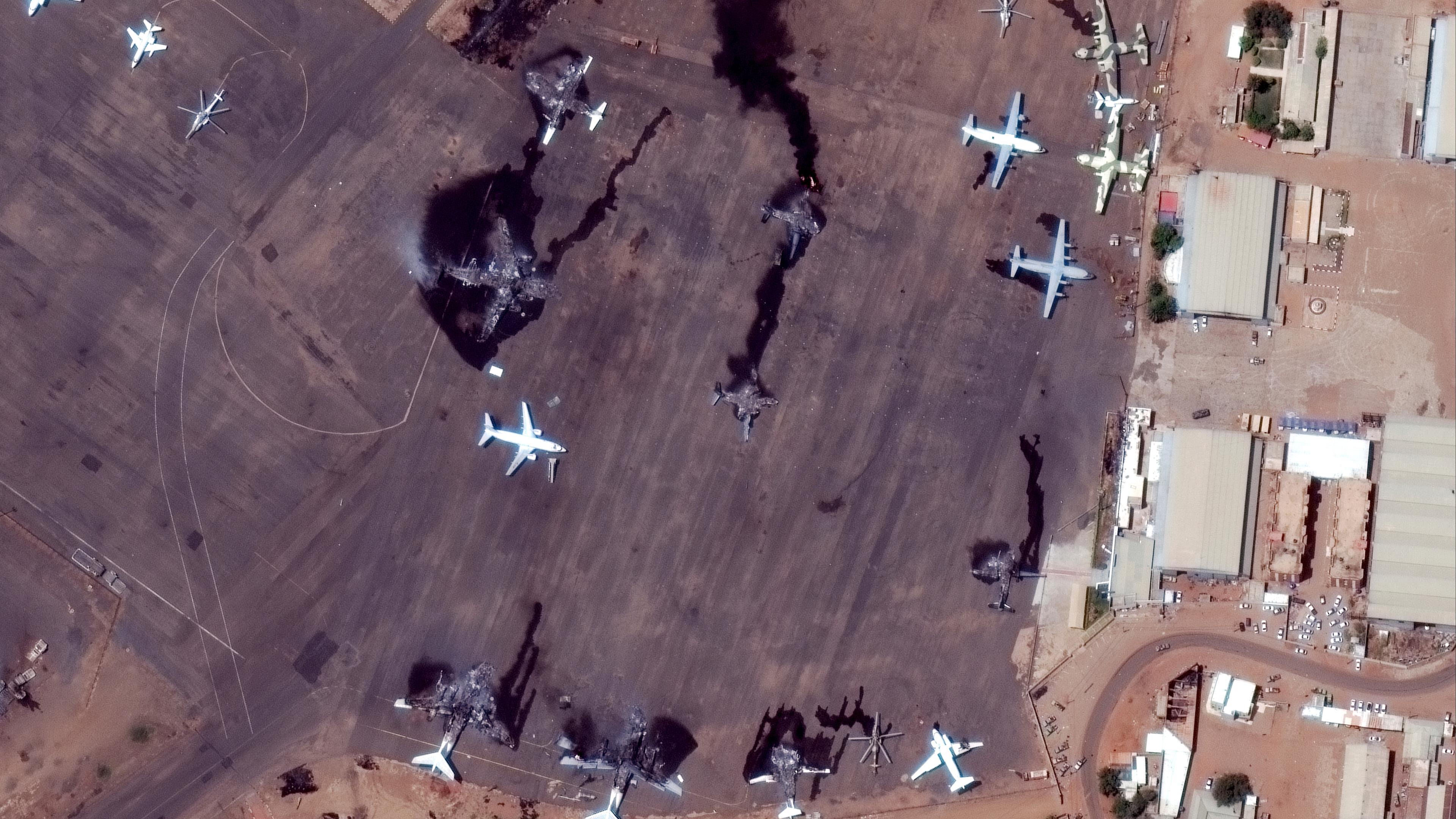 Zerstörte Flugzeuge auf dem internationalen Flughafen von Khartum (Sudan, aufgenommen am 17.04.2023
