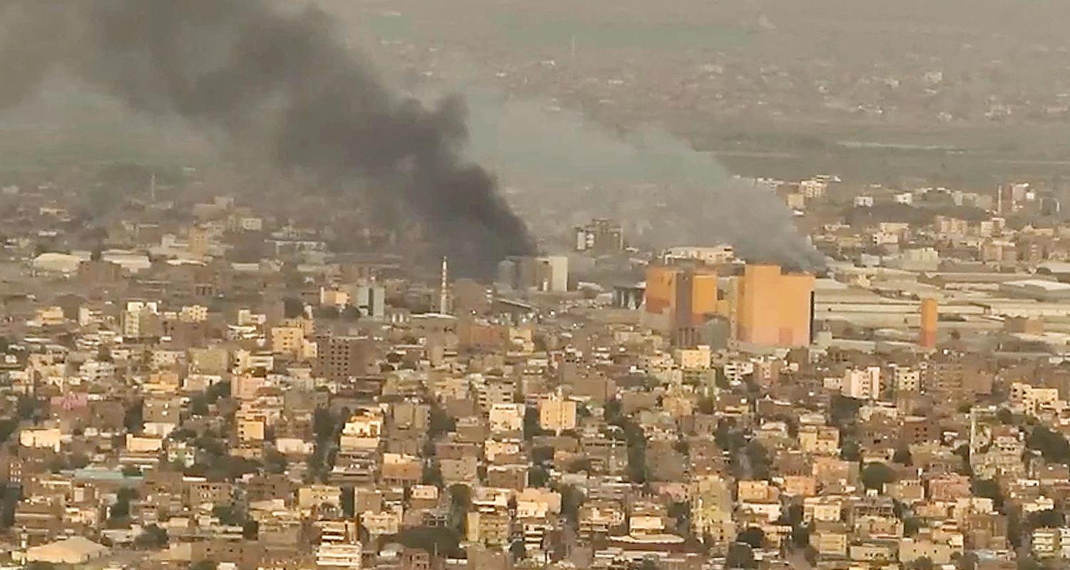 Drohnenvideo zeigt aufsteigenden Rauch über sudanesischer Stadt bei Khartum, aufgenommen am 23.04.2023