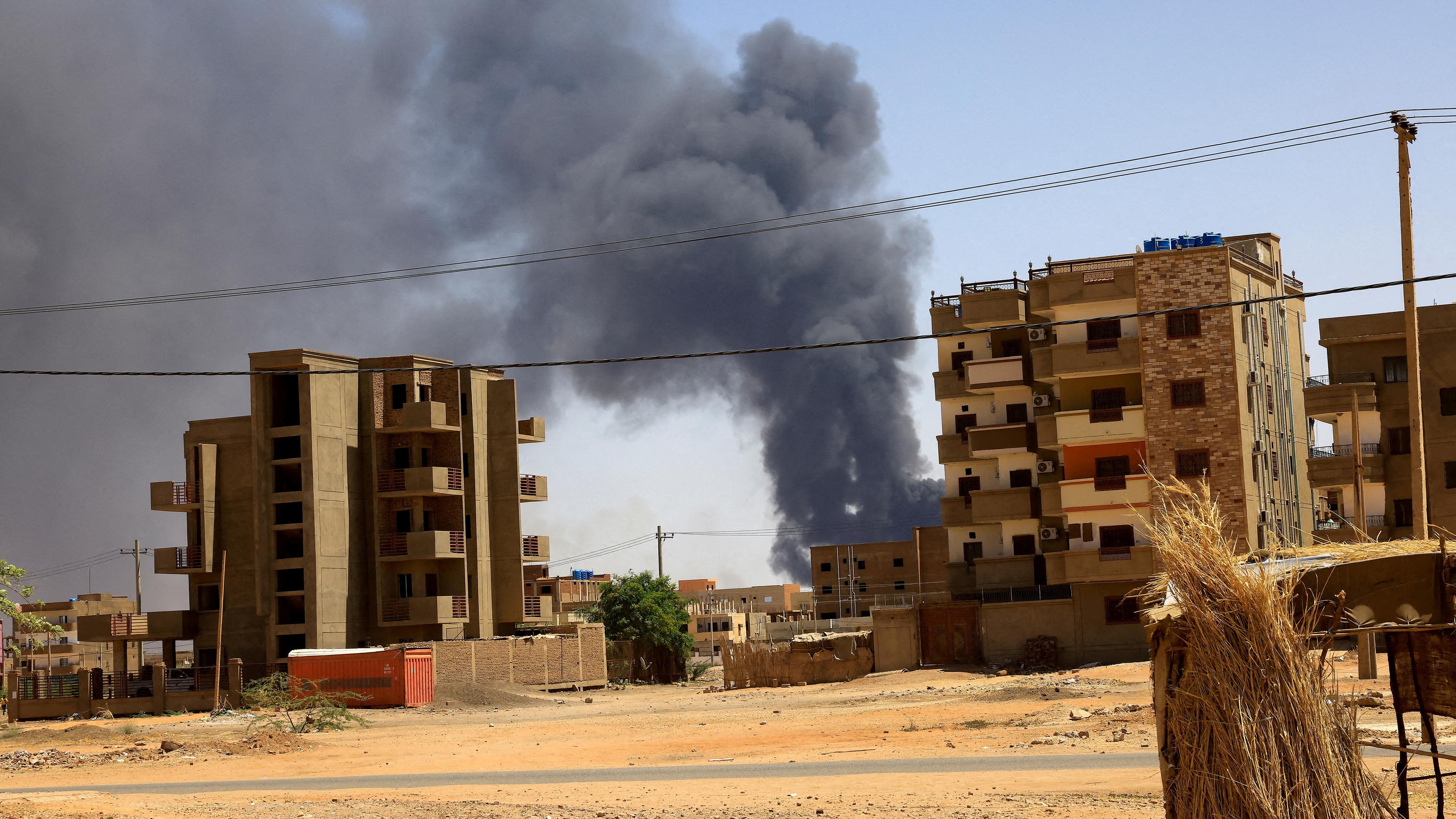 Nach einem Bombardement aus der Luft steigt Rauch über Gebäuden in Khartum (Sudan) auf, aufgenommen am 01.05.2023