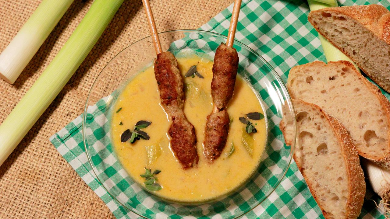 Käse-Lauch-Suppe mit Hack-Spießen