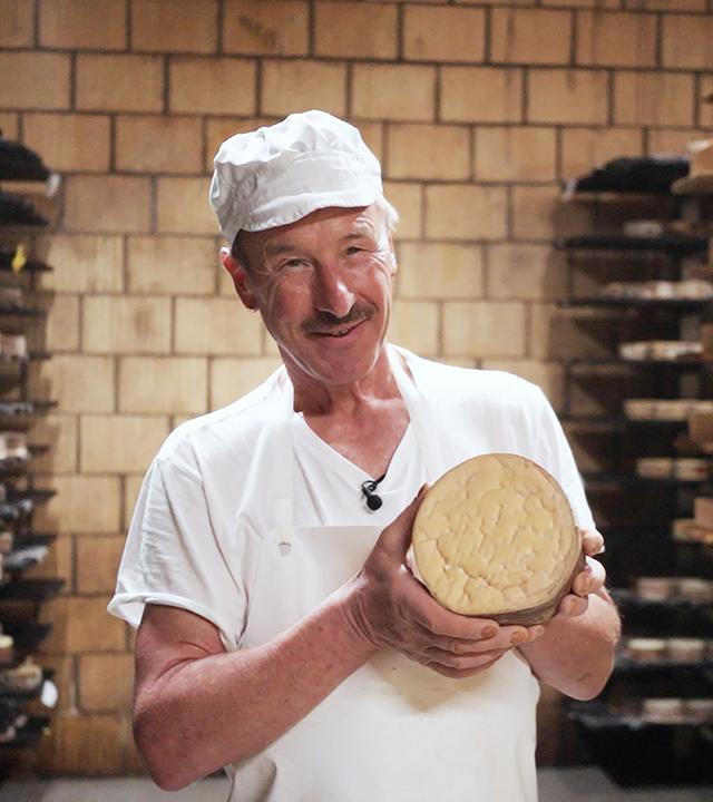 Käsermeister Willi Schmid aus dem Toggenburg mit seinem berühmten Bergfichtenkäse.