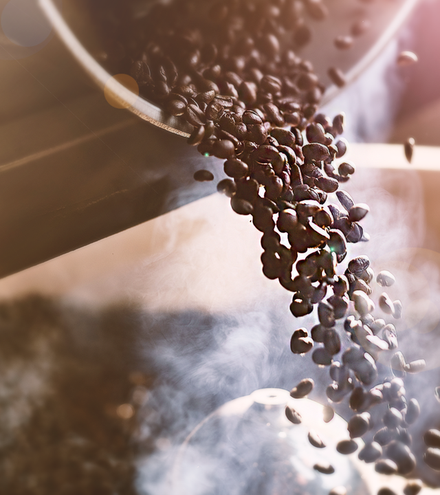 Kaffeebohnen werden ausgeschüttet.