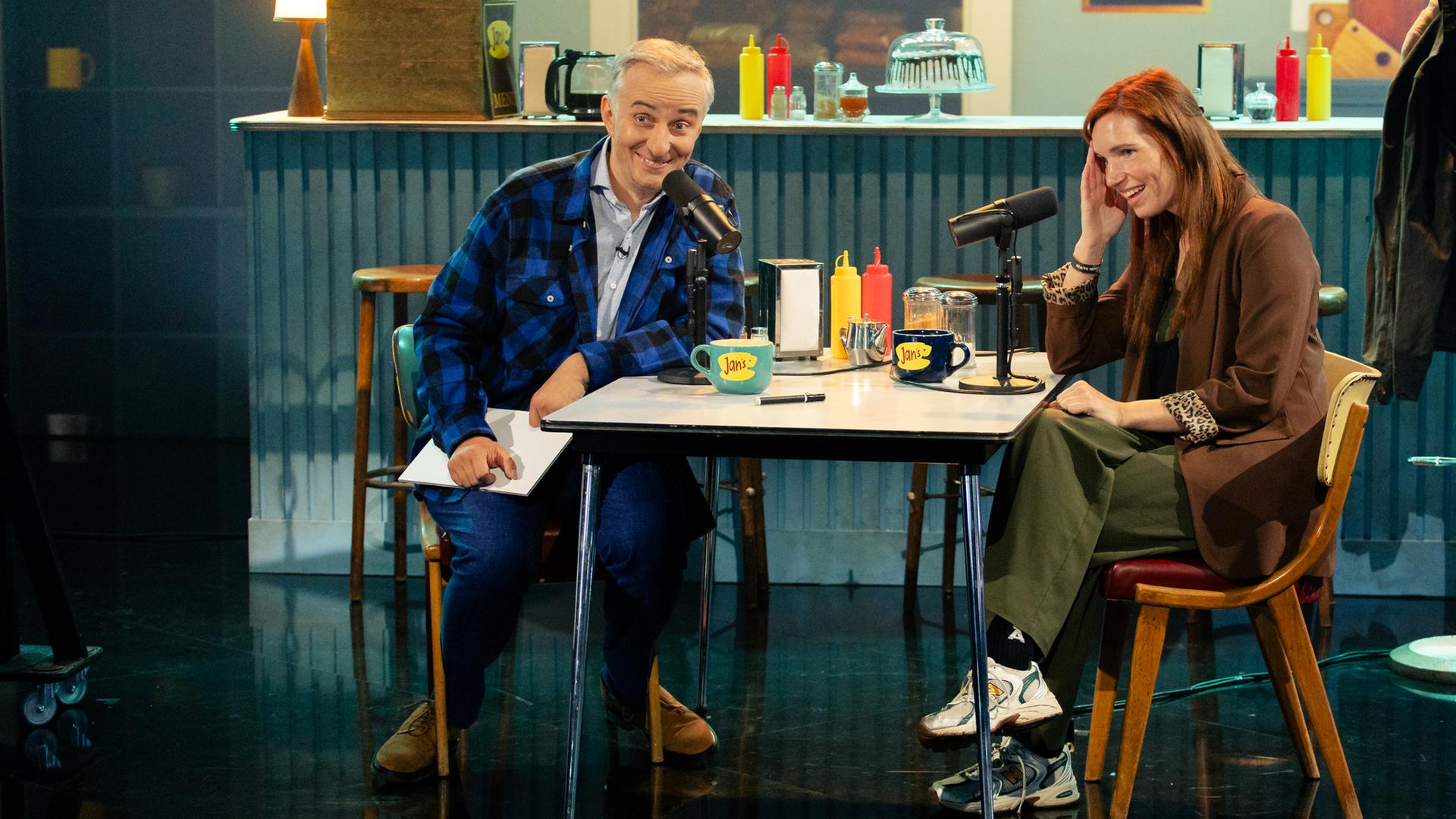 Lass dich überwachen - Zuschauerin Jana sitzt mit Jan Böhmermannn im "Kaffee bei Jan's"