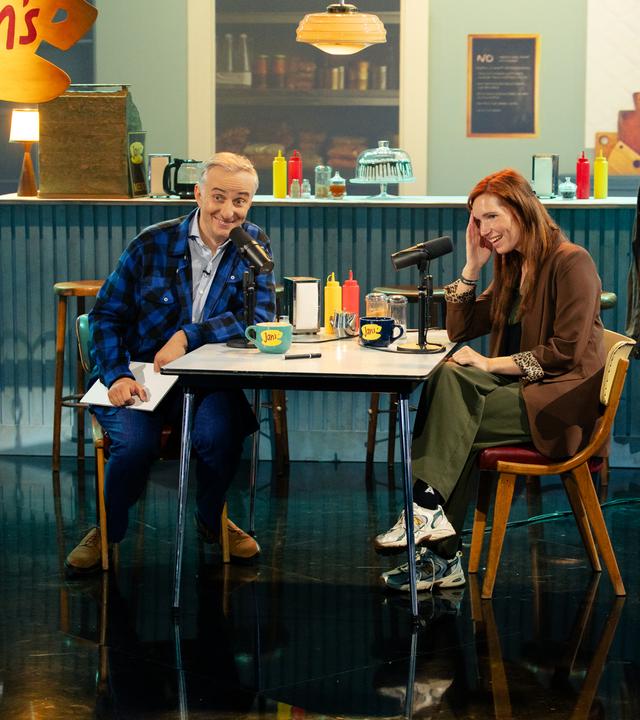 Lass dich überwachen - Zuschauerin Jana sitzt mit Jan Böhmermannn im "Kaffee bei Jan's"