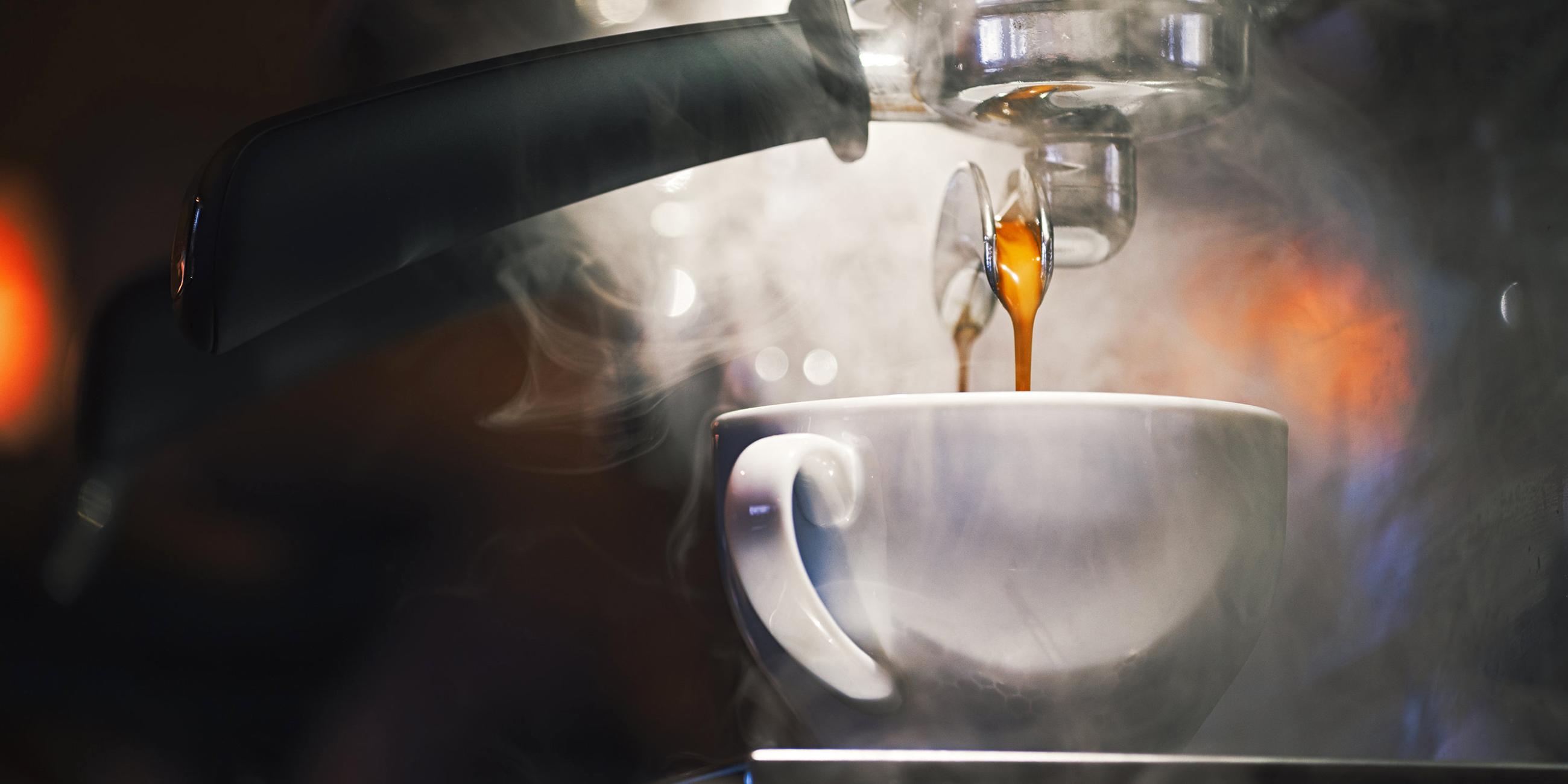 Kaffeemaschine bereitet frischen Kaffee zu, aufgenommen am 03.03.2016