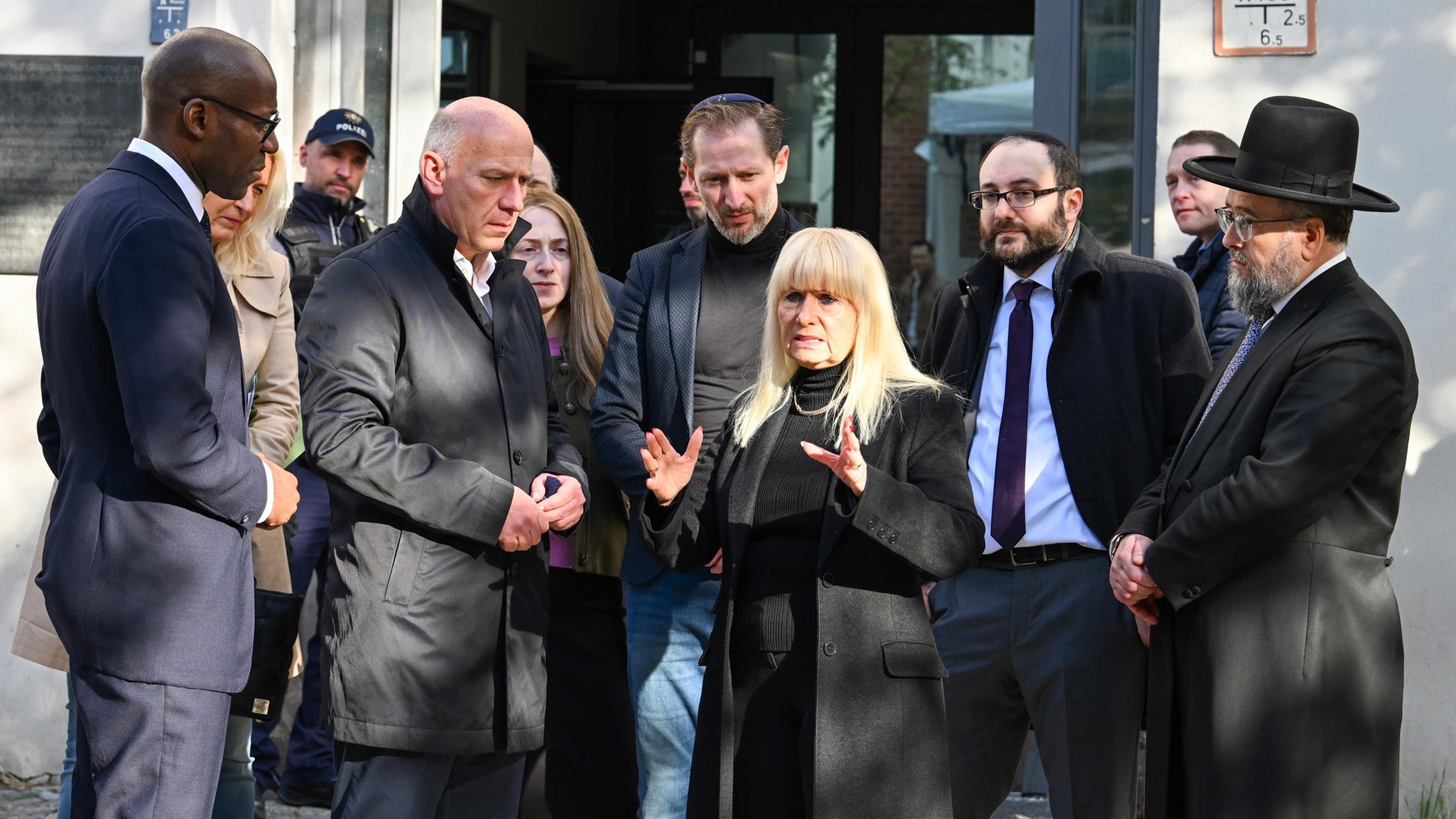 Berlins Regierender Bürgermeister Kai Wegner (M, CDU), Berlins Kultursenator Joe Chialo (l, CDU) und Iris Spranger (CDU), Berliner Innensenatorin, besuchen die Synagoge an der Brunnenstraße 33, die Ziel eines Anschlags war.