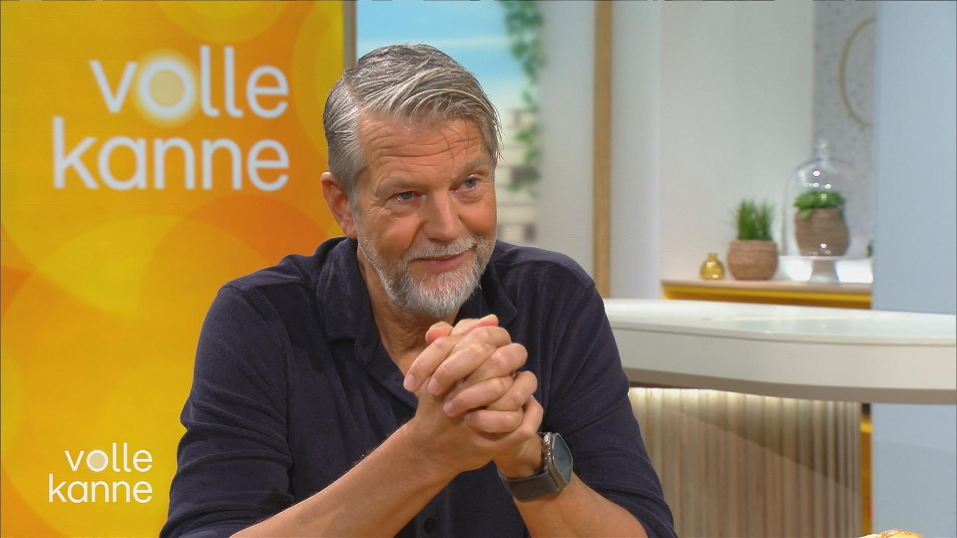 Schauspieler Kai Wiesinger sitzt im Volle-Kanne-Studio.