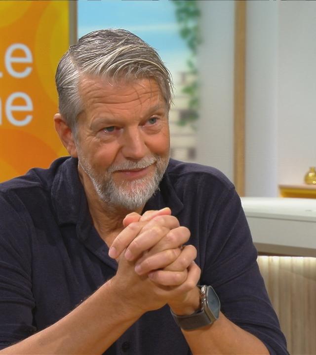 Schauspieler Kai Wiesinger sitzt im Volle-Kanne-Studio.