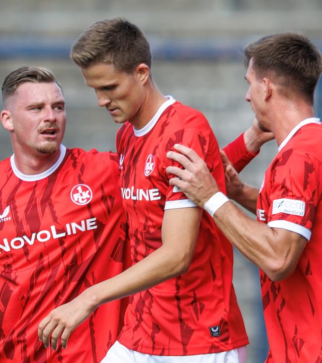 Fabian Kunze (M.) trifft im DFB-Pokalspiel gegen RSV Eintracht 1949 zum 1:0 und jubelt mit Marlon Ritter (l.) und Daniel Hanslik (r.) im Karl-Liebknecht-Stadion in Stahnsdorf.