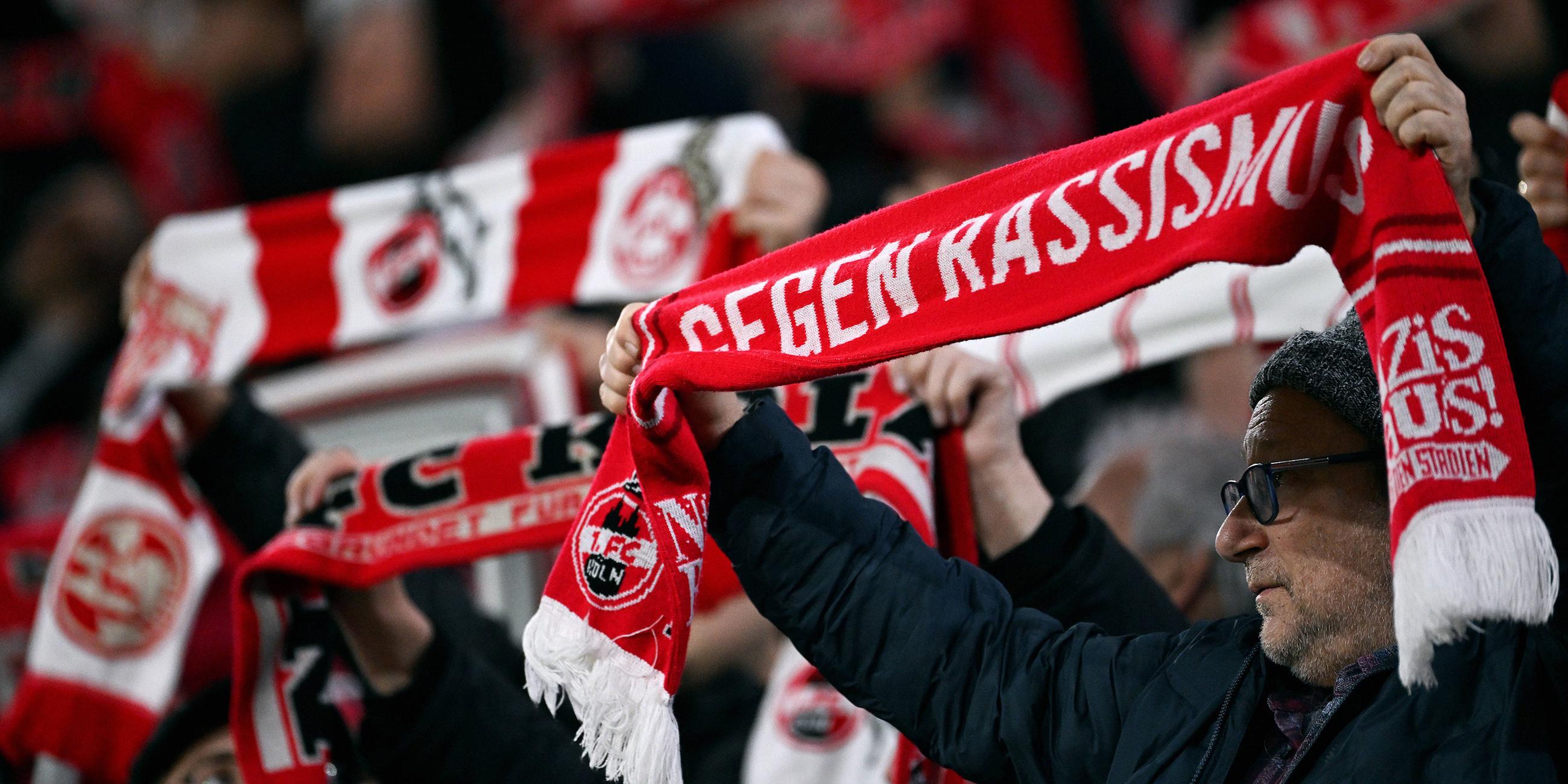 Köln-Fans positionieren sich gegen Rassismus und Diskriminierung.