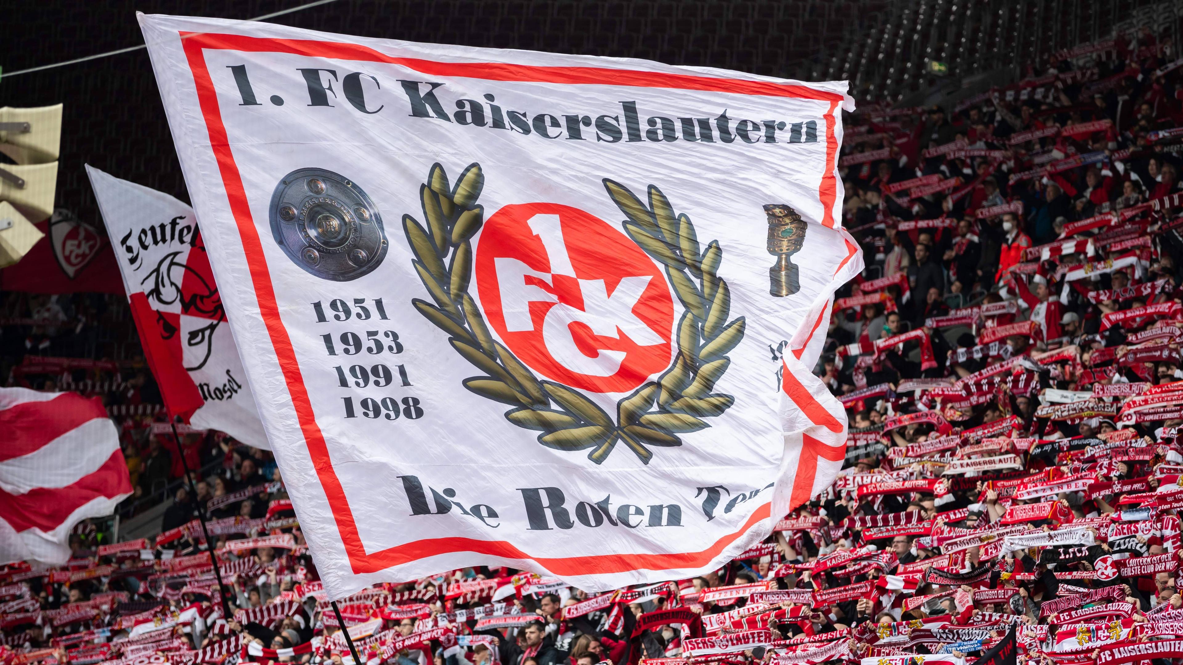 Westkurve des Betzenbergs mit Lautern Fans