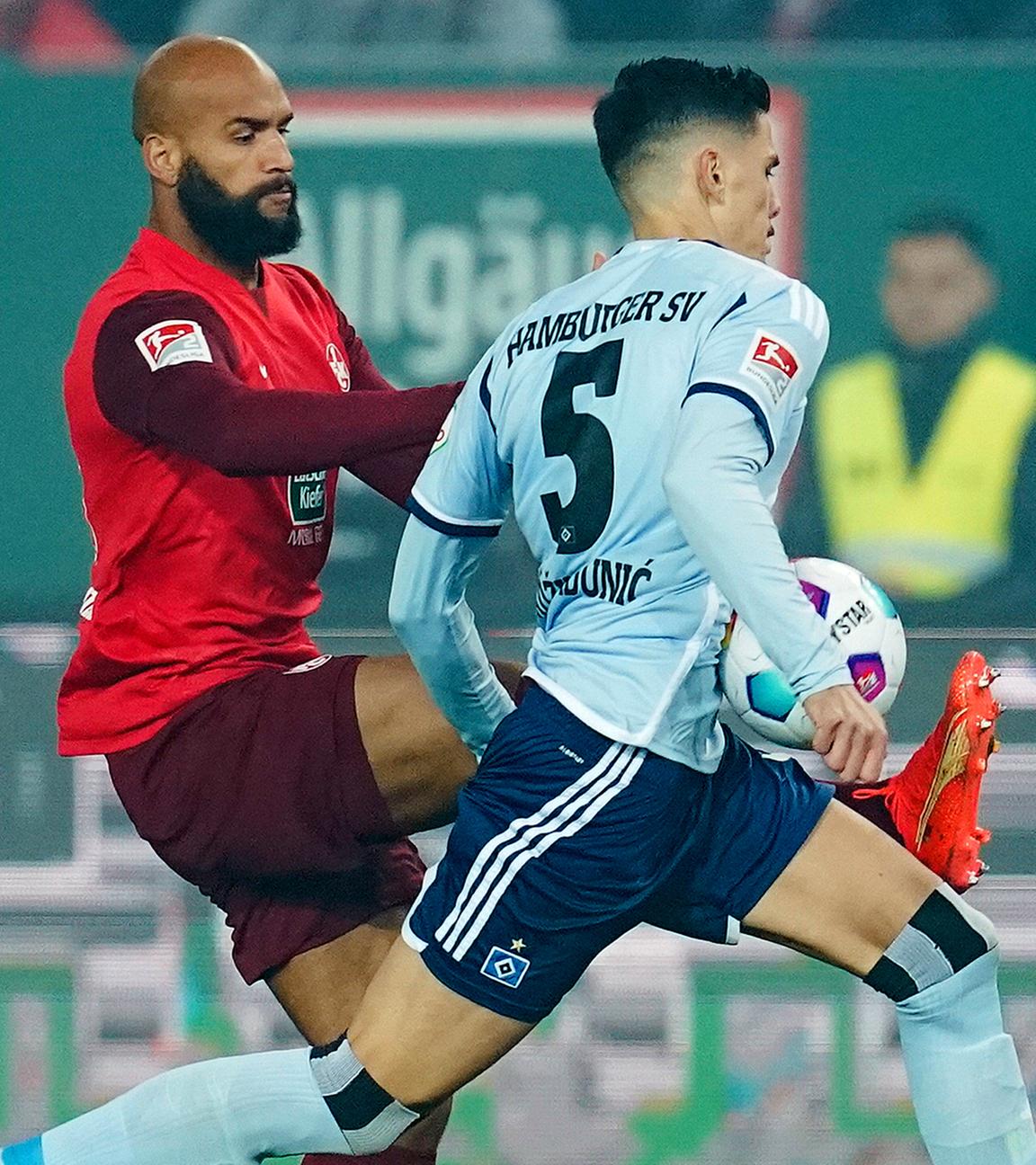 Kaiserslauterns Terrence Boyd (l) und Hamburgs Dennis Hadzikadunic kämpfen um den Ball.