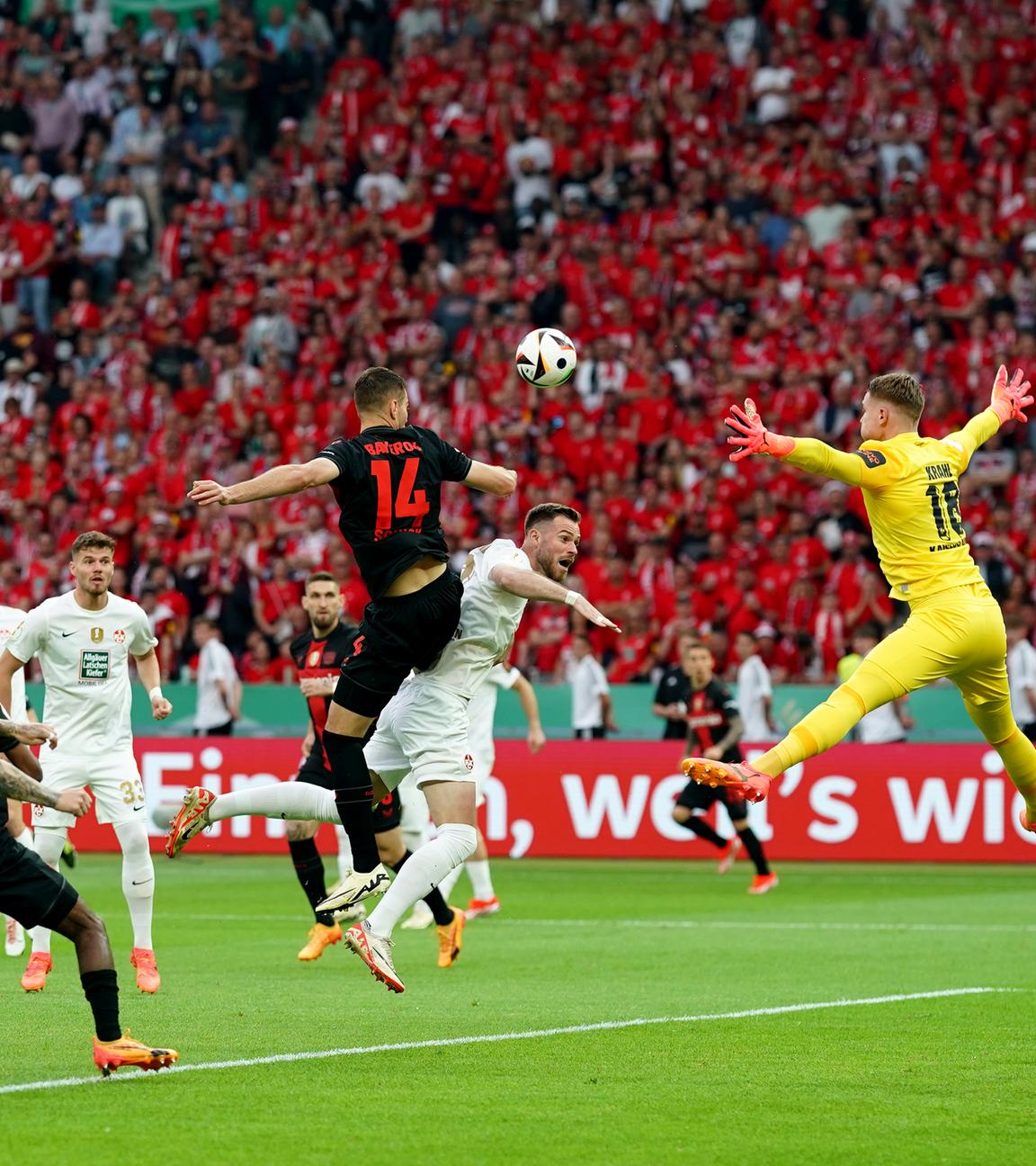 Kaiserslauterns Torhüter Julian Krahl versucht den Ball zu parieren.