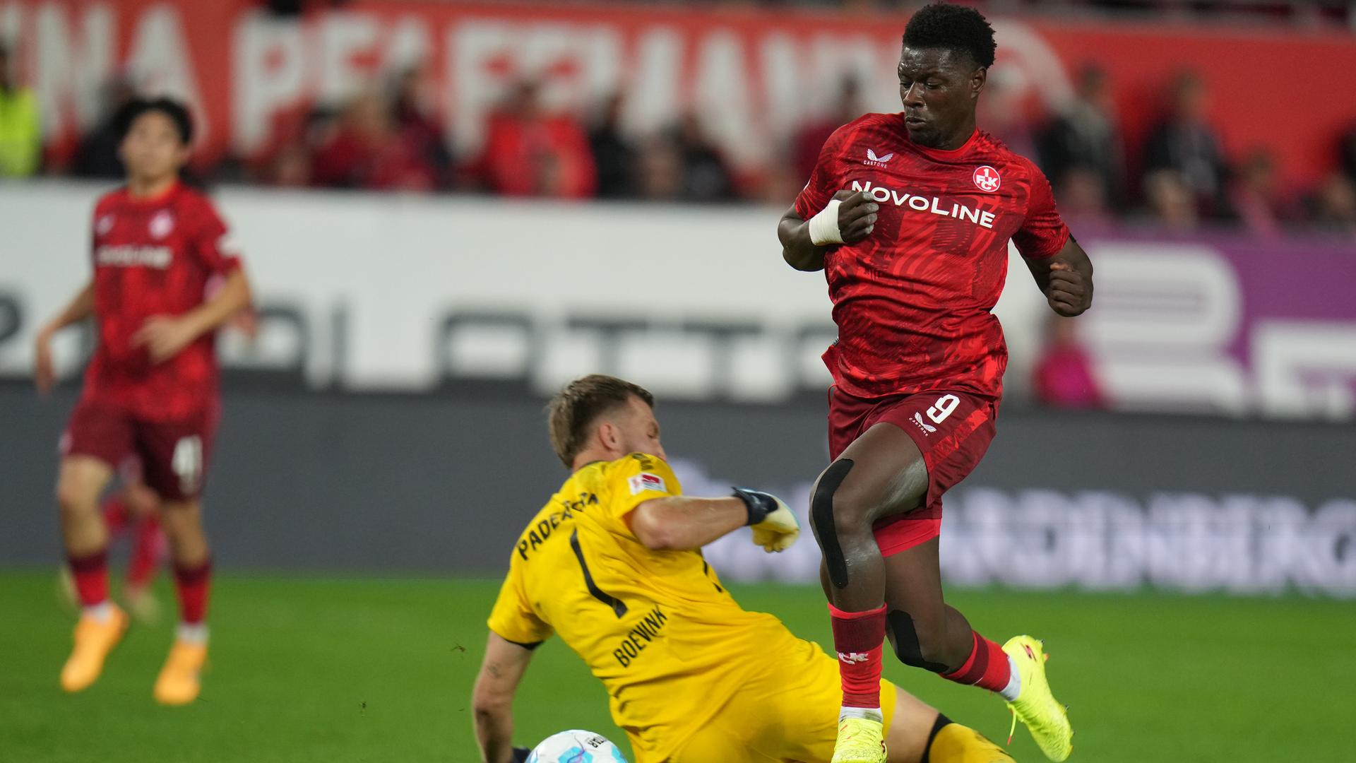 Kaiserslauterns Ragnar Ache (r) überläuft Paderborns Torwart Pelle Boevink.