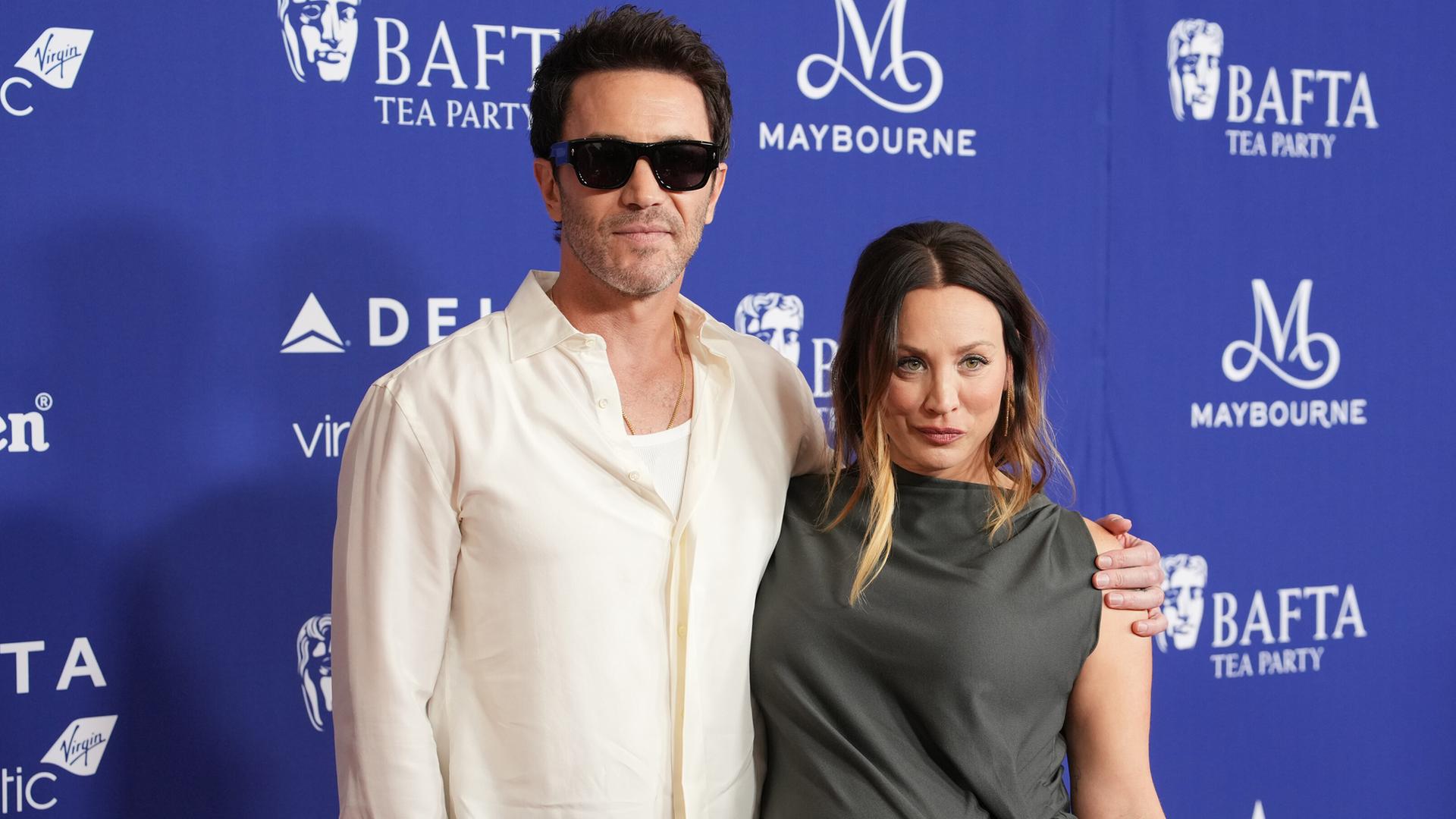 Auf dem Bild zu sehen ist das Schauspielpaar Kaley Cuoco und Tom Pelphrey