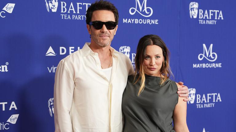 Auf dem Bild zu sehen ist das Schauspielpaar Kaley Cuoco und Tom Pelphrey
