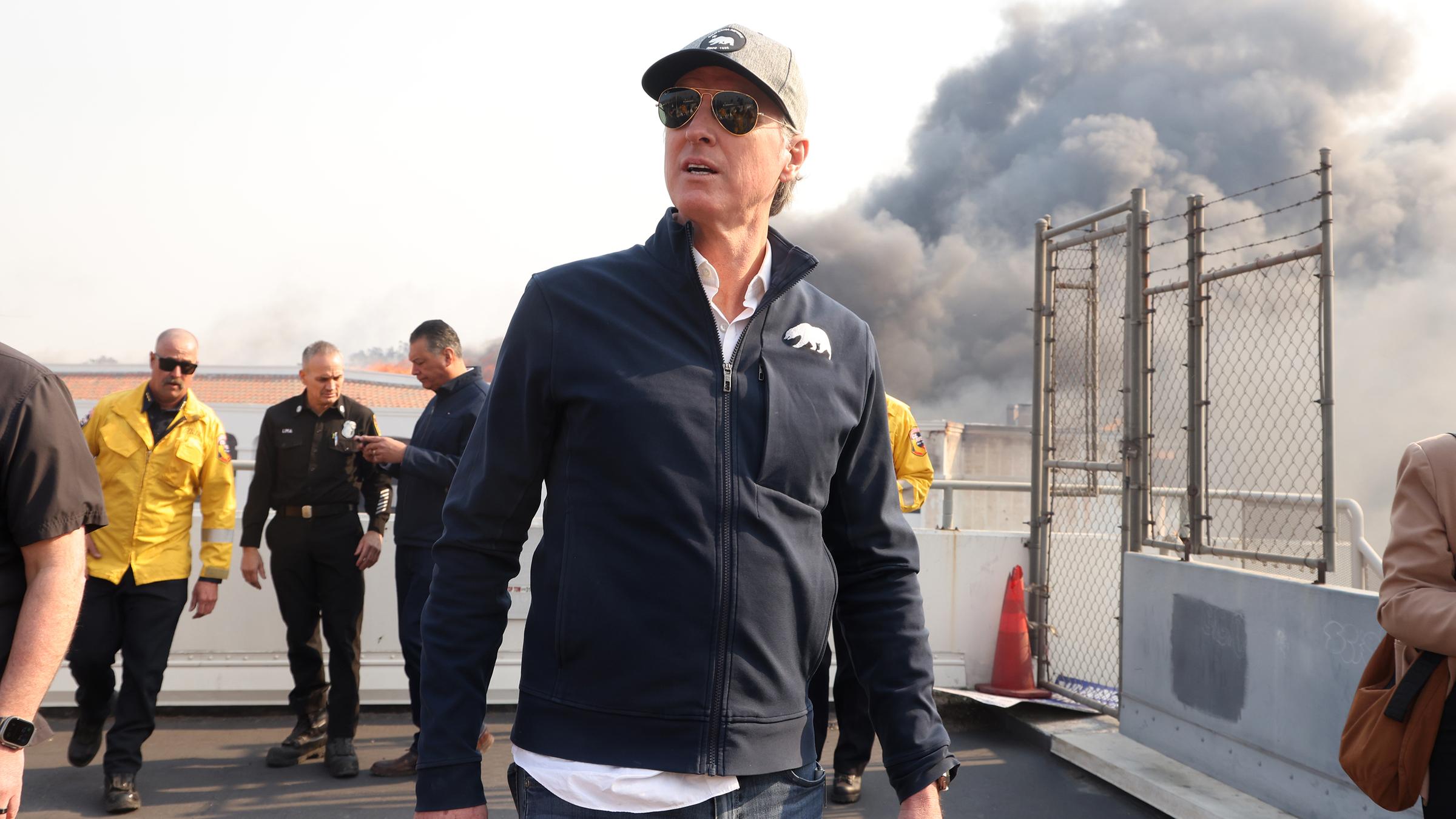 Der kalifornische Gouverneur Gavin Newsom besichtigt Pacific Palisades während des zweiten Tages des Palisades-Feuers