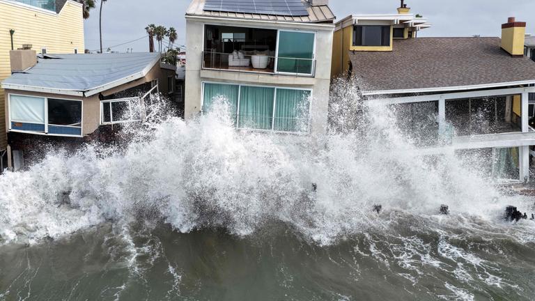 Eine Luftaufnahme zeigt, wie Wellen des Pazifiks am 11. Oktober 2026 in Long Beach, Kalifornien, gegen beschädigte Häuser branden.