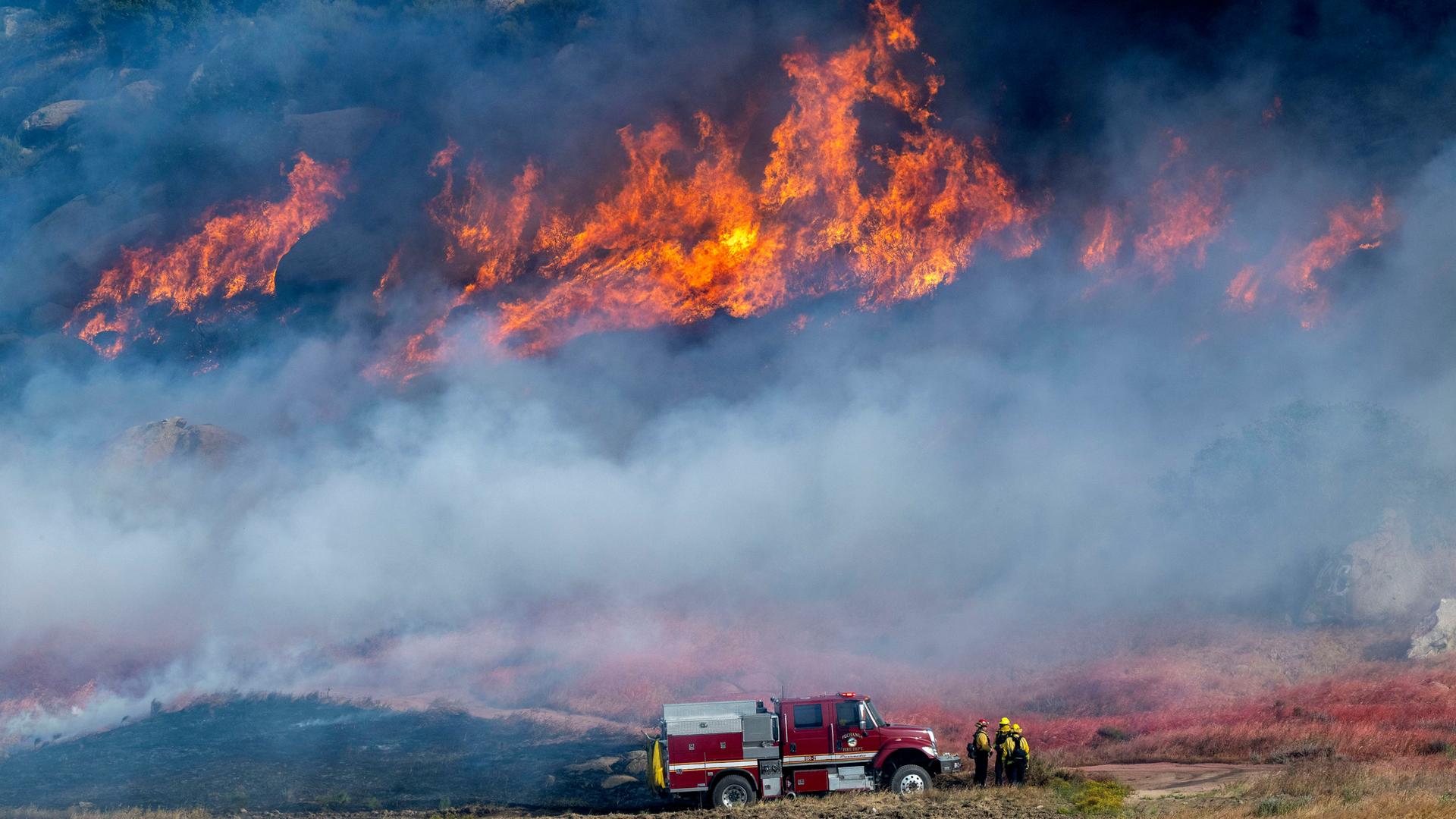 Feuerwehrleute des Pechanga Fire Department überwachen die Feuerlinie der Brandfront in Moreno Valley, Kalifornien.