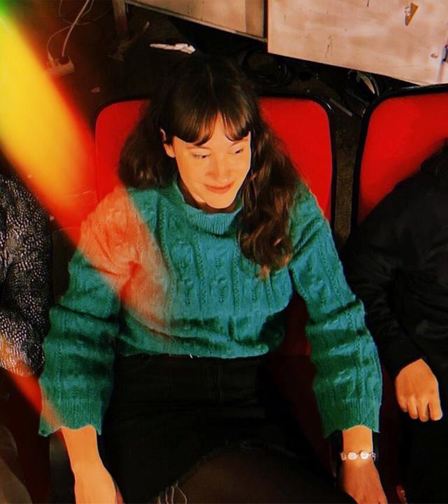 Drei Musiker*innen sitzen nebeneinander auf roten Stühlen mit farbigem Licht bei JazzBaltica 2026