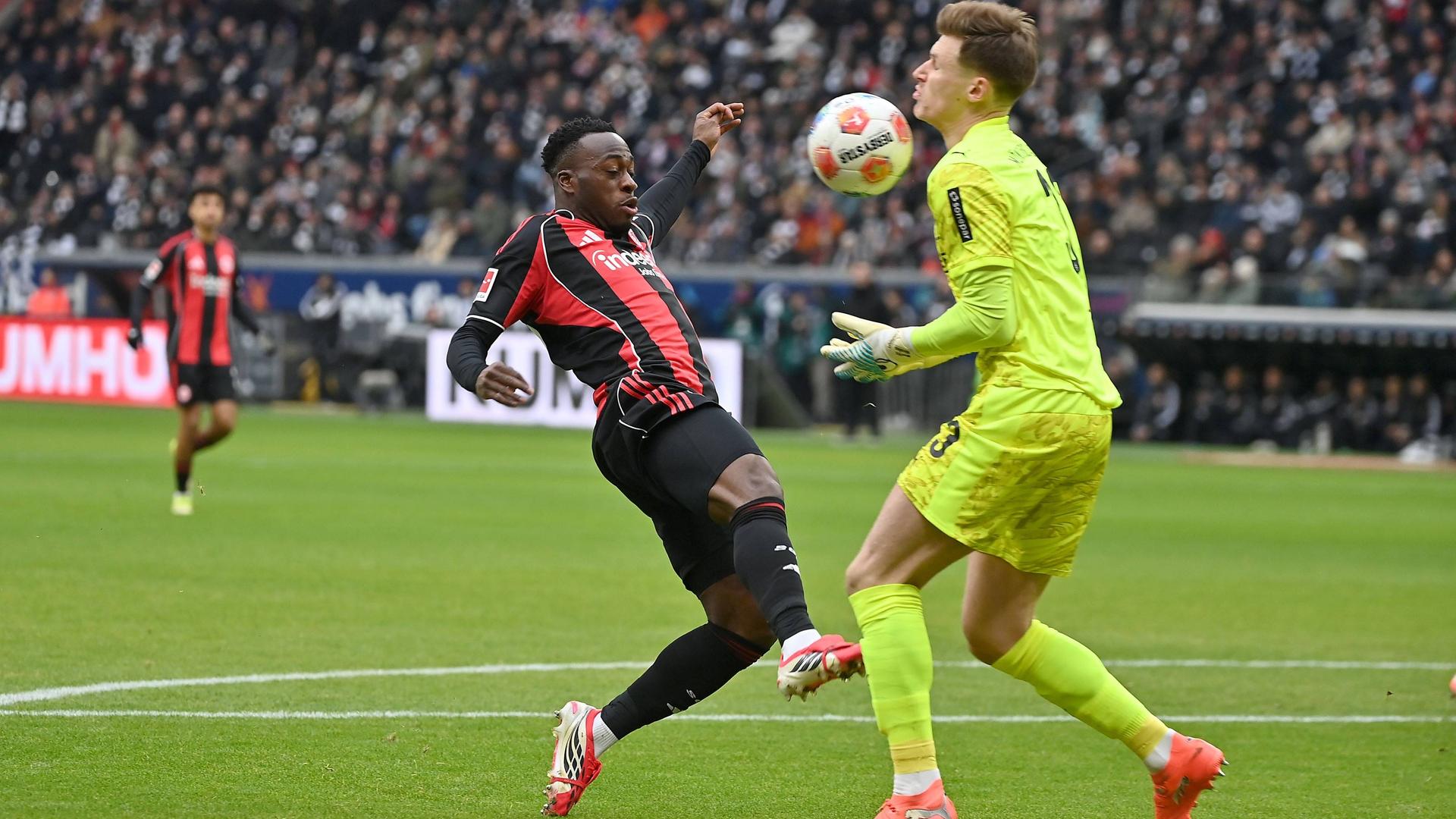 Frankfurts Stürmer Arnaud Kalimuendo scheitert beim Torschuss an Borussia Mönchengladbachs Torwart Moritz Nicolas