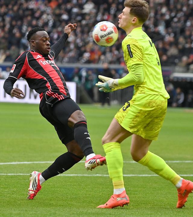 Frankfurts Stürmer Arnaud Kalimuendo scheitert beim Torschuss an Borussia Mönchengladbachs Torwart Moritz Nicolas