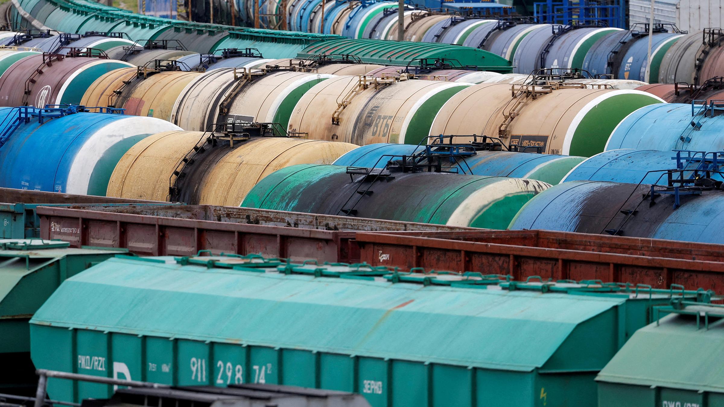 Güterwaggons stehen auf den Gleisen des Güterbahnhofs in Kaliningrad am 21.06.2022