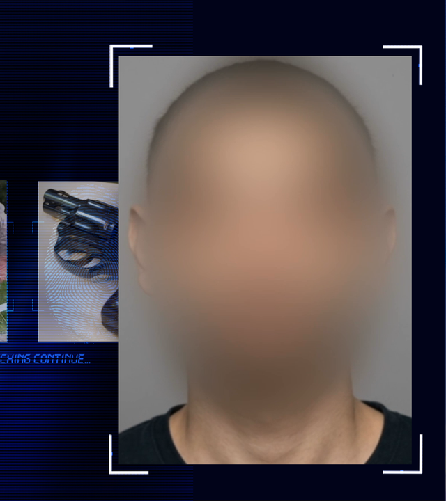 Portraitfoto eines 26-jährigen Mannes vor grauem Hintergrund. Das Gesicht wurde technisch verfremdet, es sind kurze dunkle Haare zu erkennen - und ein dunkles Oberteil. Links daneben: Lichtschematische Darstellung eines Fingerabdrucks.