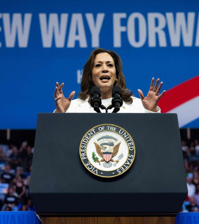 Demokratische Präsidentschaftskandidatin US-Vizepräsidentin Kamala Harris spricht bei einer Wahlkampfveranstaltung in der Enmarket Arena während einer zweitägigen Wahlkampfbustour in Savannah, Georgia, am 29. August 2024. 