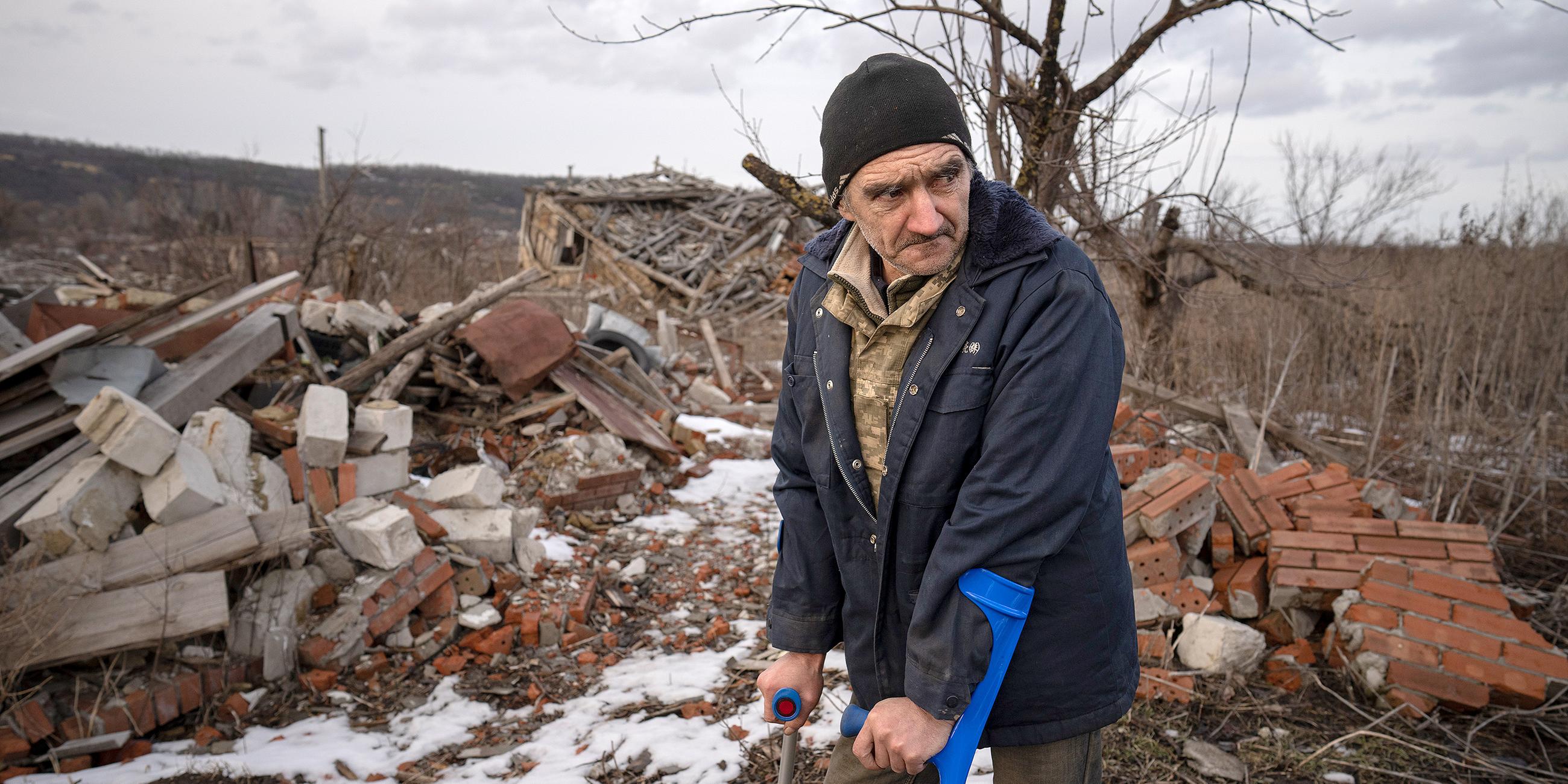 Mann steht vor den Ruinen seinen Hauses in Kamjanka. (Archivbild)