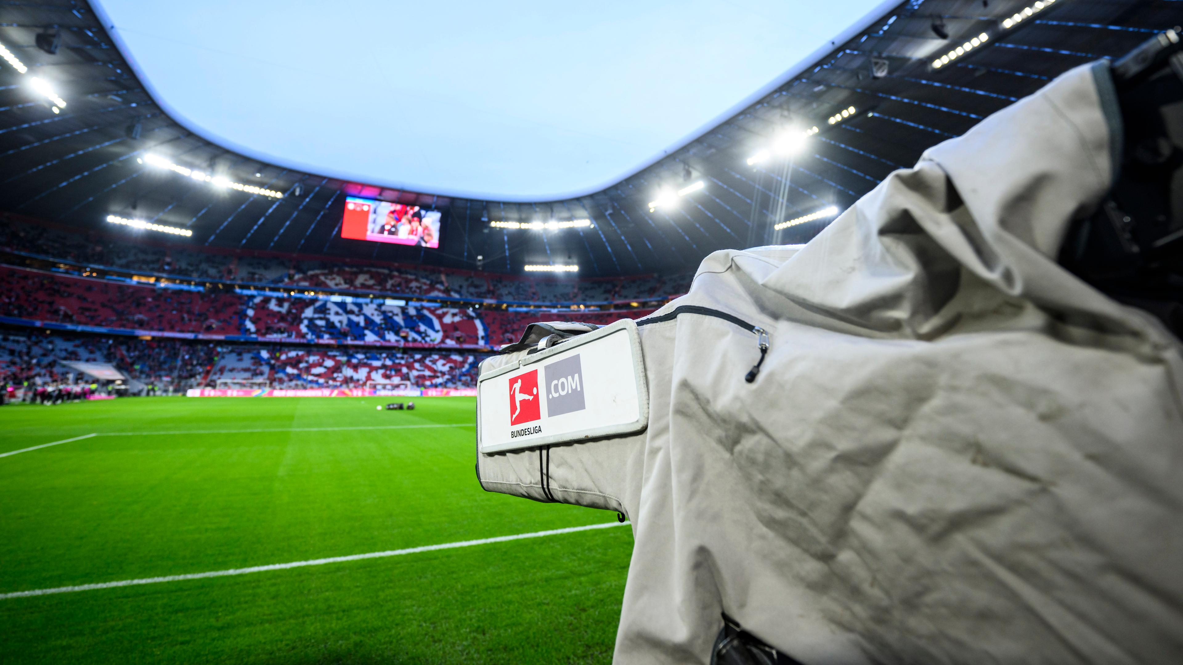 Archiv:  Eine TV-Kamera steht vor dem Spiel im Stadion. 
