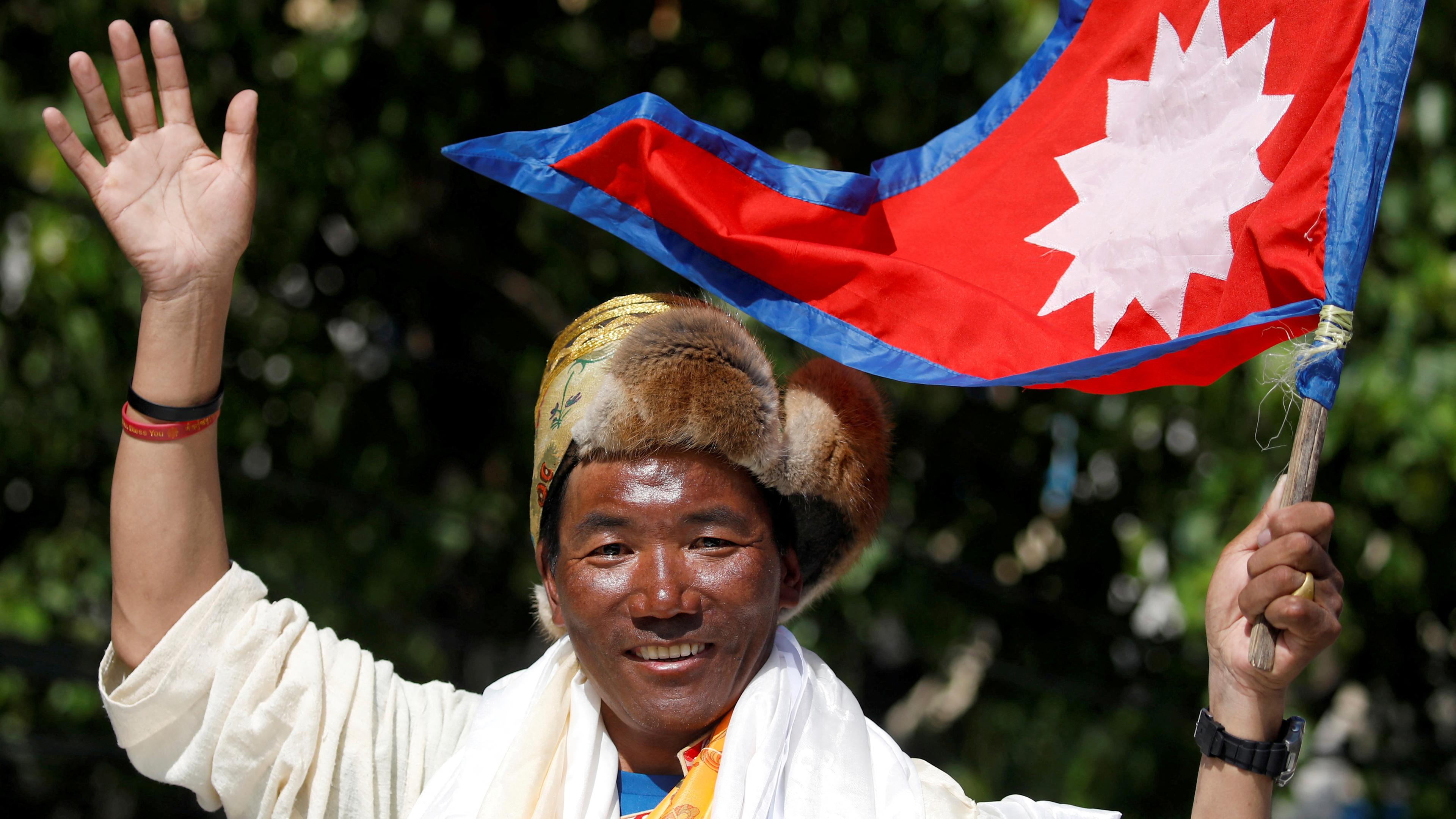 Sherpa Kami Rita winkt bei seiner Ankunft, nachdem er den Mount Everest bestiegen hat, aufgenommen am 25.05.2019 in Kathmandu (Nepal)