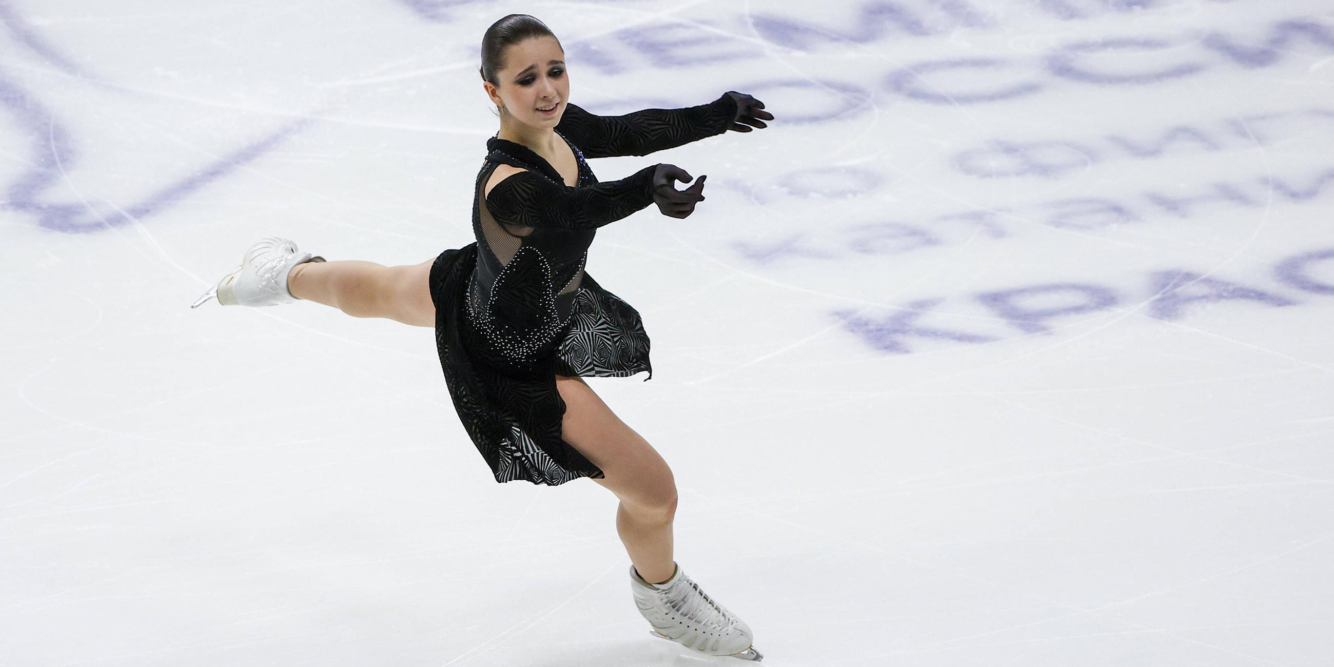 Kamila Walijewa aus Russland beim Eiskunstlauf am 24.12.2022 in Krasnoyarsk.