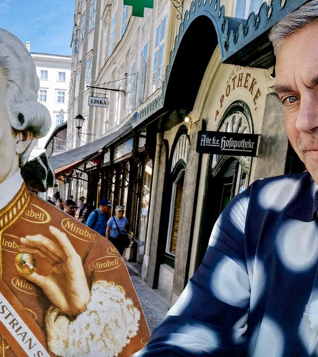 Mann neben einem Mozart-Werbe-Pappaufsteller