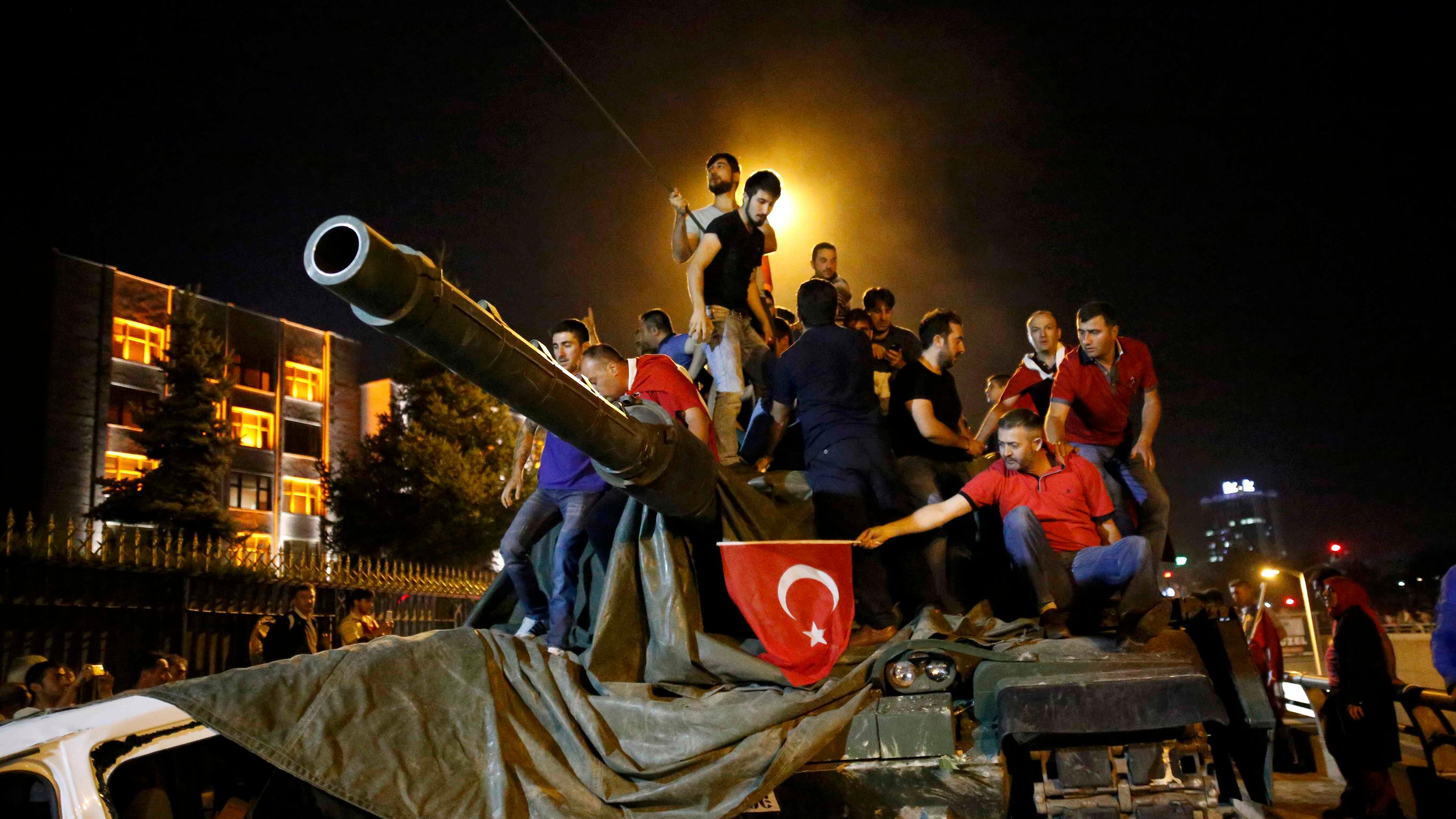 "Kampf auf der Bosporus-Brücke - Die Türkei und der gescheiterte Putschversuch": Menschen stehen auf einem türkischen Armee-Panzer in Ankara. Türkei, 16. Juli 2016.