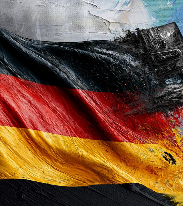 Im Zentrum des Bildes ist ein gemaltes Bild einer Deutschlandflagge, rechts davon eine Reihe aus Motorrädern und leere Ränge eines Theaters.