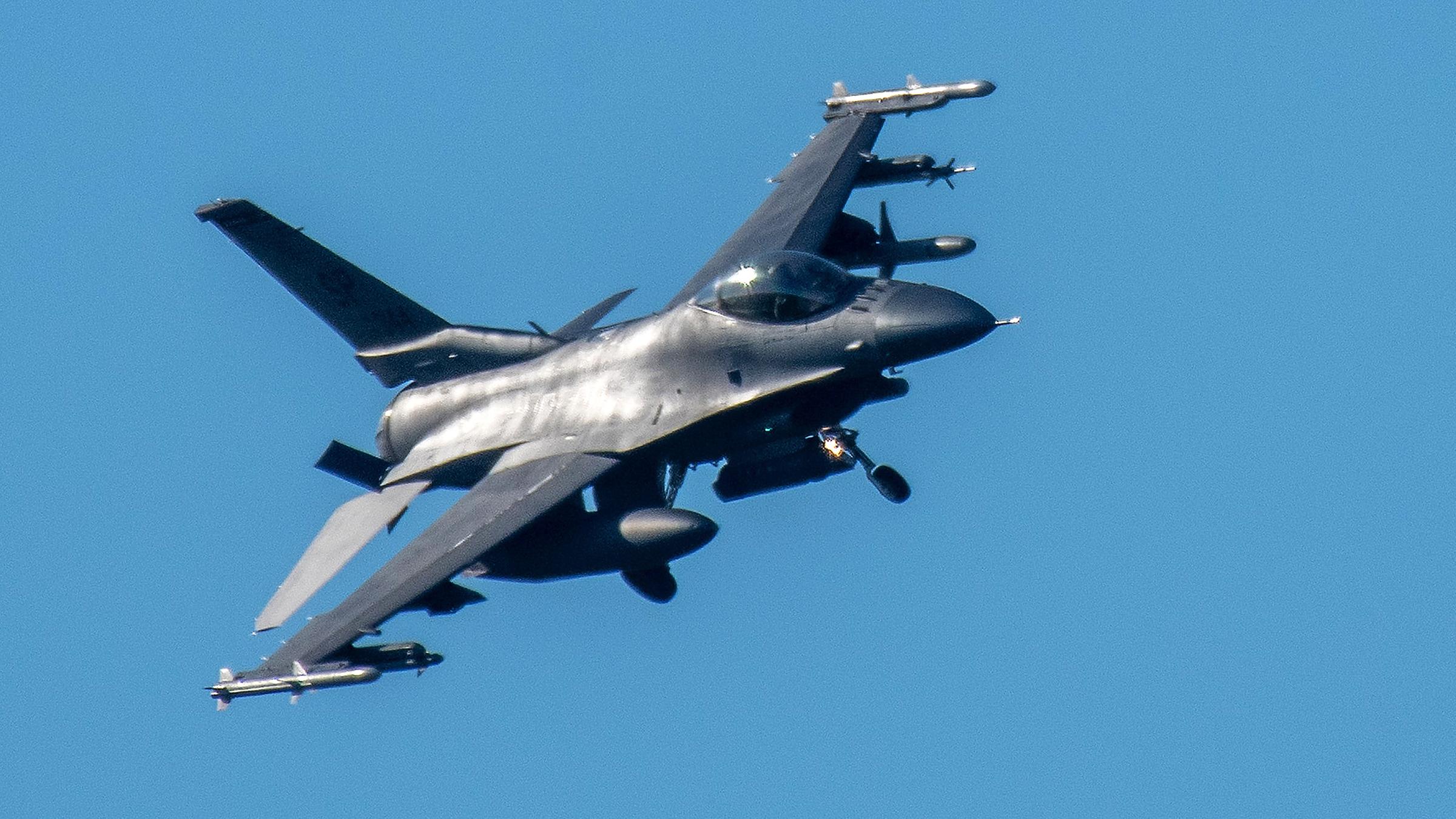 Kampfflugzeug vom Typ F-16 Fighting Falcon, aufgenommen am 07.02.2023 in  Spangdahlem