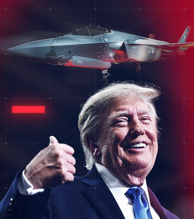 Digital bearbeitete Bildmontage mit US-Präsident Donald Trump im Vordergrund, der lächelnd den Daumen nach oben zeigt. Im Hintergrund ist ein moderner F-35-Kampfjet vor einem dunkelblauen, technisch wirkenden Rasterhintergrund mit roten Lichteffekten zu sehen.Über die digital bearbeitete Bildmontage ist ein feines grafisches Raster-Overlay gelegt, wodurch ein modernes, redaktionelles Erscheinungsbild entsteht.