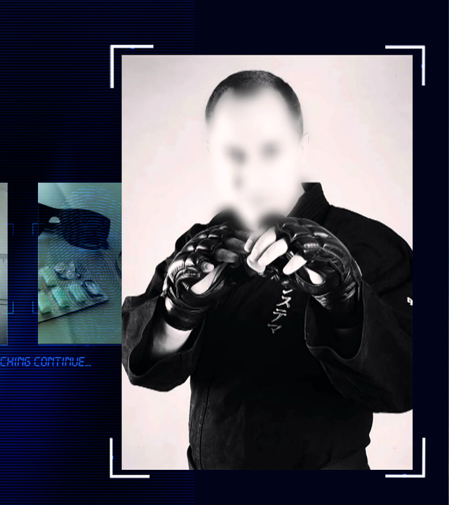 Foto eines Mannes mit Kampfhandschuhen. Schwarzweißbild. Der Mann hat dunkle, kurze Haare. Er schaut Richtung Kamera. Das Gesicht wurde technisch verfremdet. Links daneben: Lichtschematische Darstellung eines Fingerabdrucks.