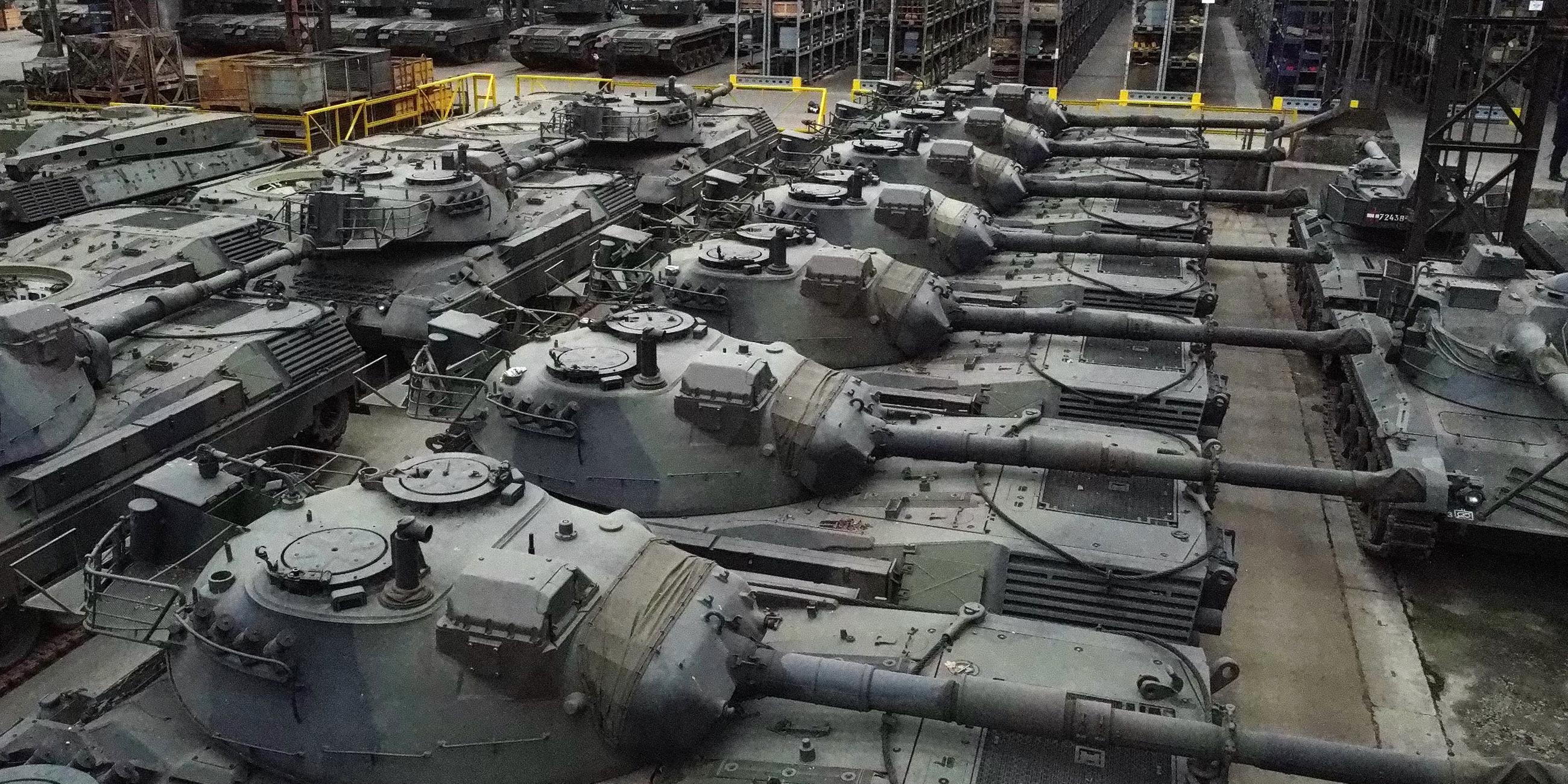 Dutzende von Leopard-1-Panzern aus deutscher Produktion sind in einem Hangar in Tournais zu sehen, aufgenommen am 31.01.2023