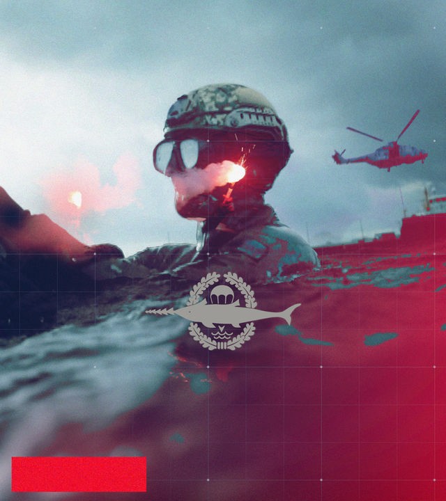 Ein Kampfschwimmer der Bundeswehr, der dem Kommando Spezialkräfte der Marine (KSM) angehört, bei einer Einsatz-Übung in der Ostsee, im Hintergrund ein Bundeswehr-Hubschrauber