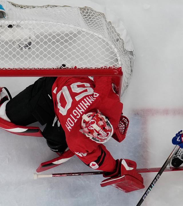 Jack Hughes (USA) und Jordan Binnington (Kanada) kämpfen. 