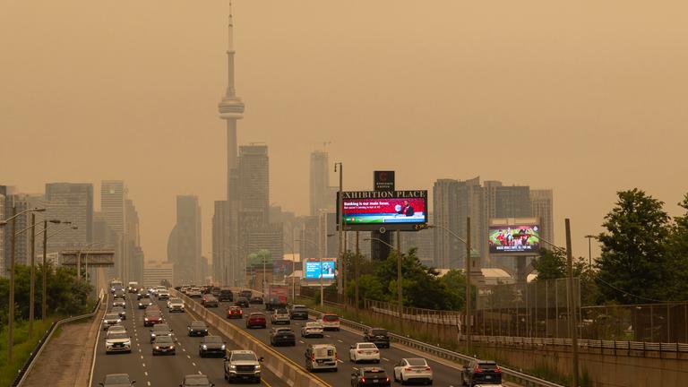 Der Rauch der Waldbrände aus dem Nordwesten Ontarios hüllt den Himmel über Toronto ein.