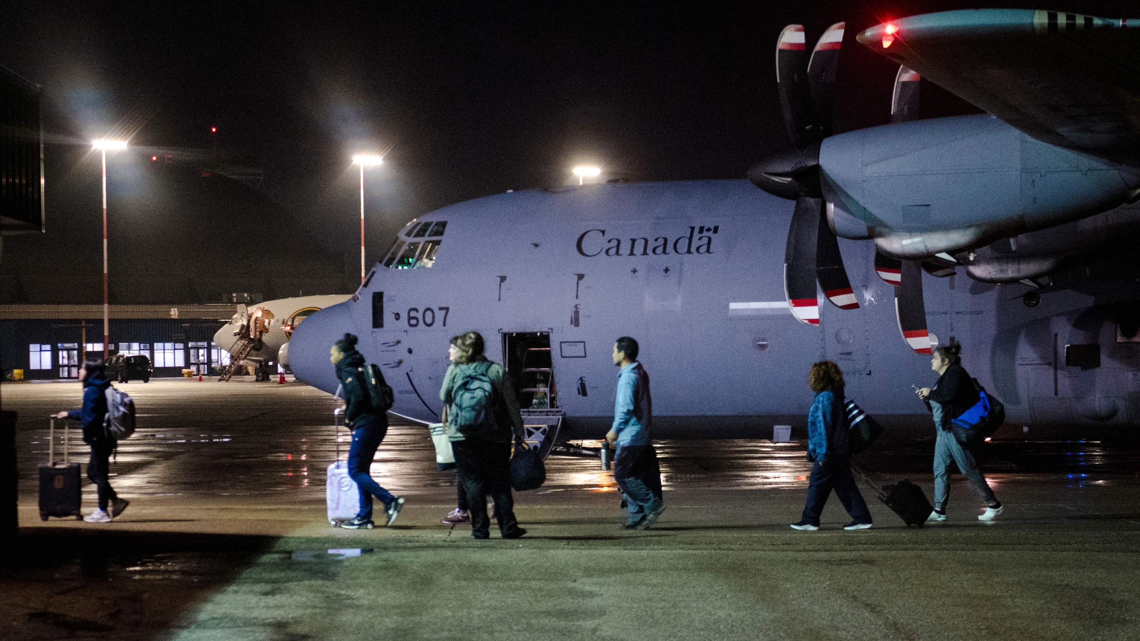 Einige der letzten Menschen, die Yellowknife evakuierten, steigen am 19. August 2023 am Edmonton International Airport, Kanada, aus einem kanadischen Militärflugzeug vom Typ C-130 Hercules.