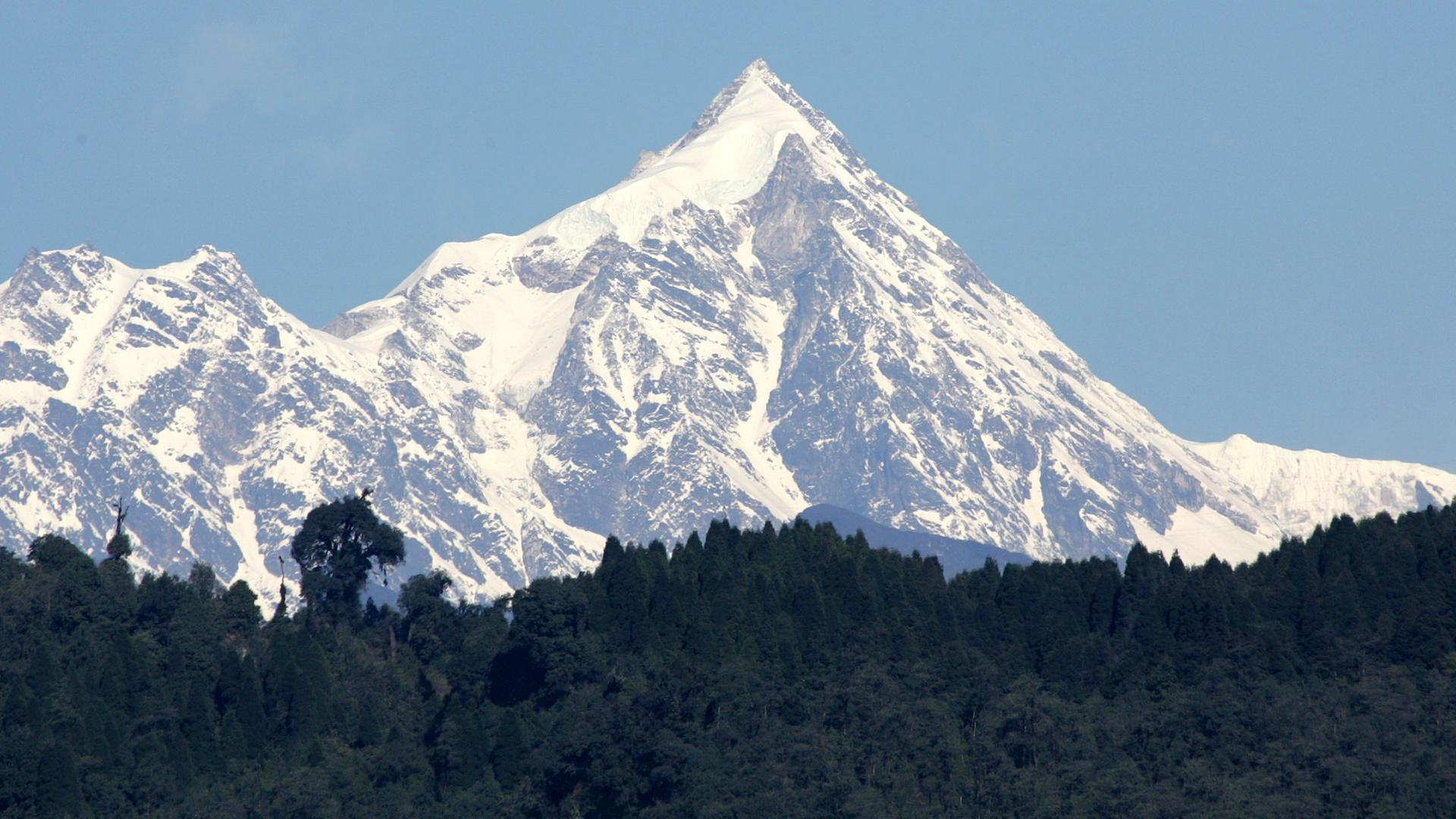Der schneebedeckte Gipfel des Kanchenjunga vor wolkenlosem Himmel