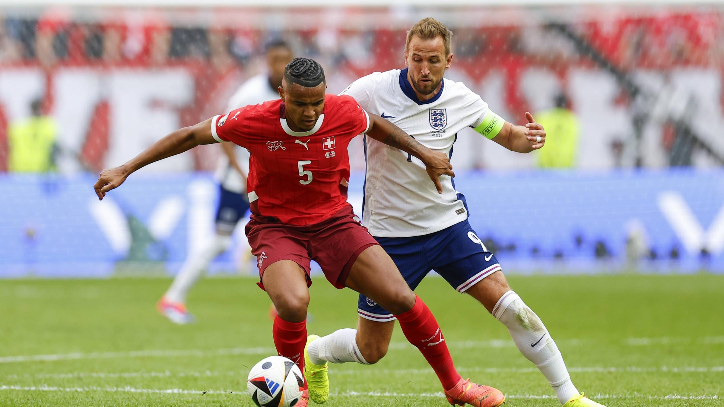 Manuel Akanji und Harry Kane im Zweikampf.