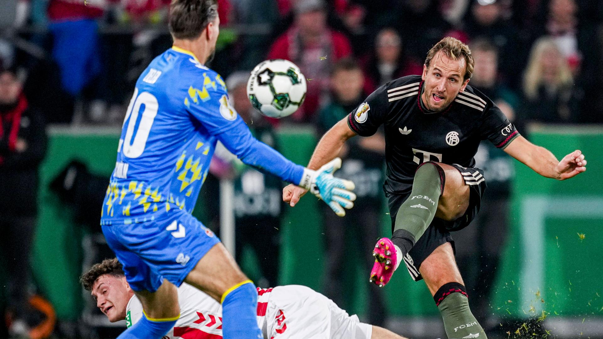 Harry Kane (Bayern) trifft im Pokalspiel gegen den 1. FC Köln an Torwart Ron-Robert Zieler vorbei ins kurze Eck