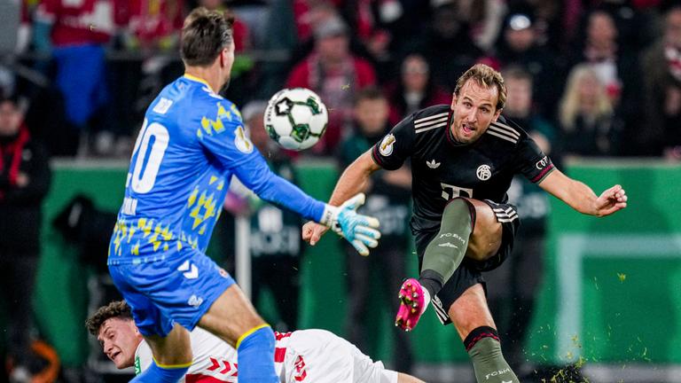 Harry Kane (Bayern) trifft im Pokalspiel gegen den 1. FC Köln an Torwart Ron-Robert Zieler vorbei ins kurze Eck